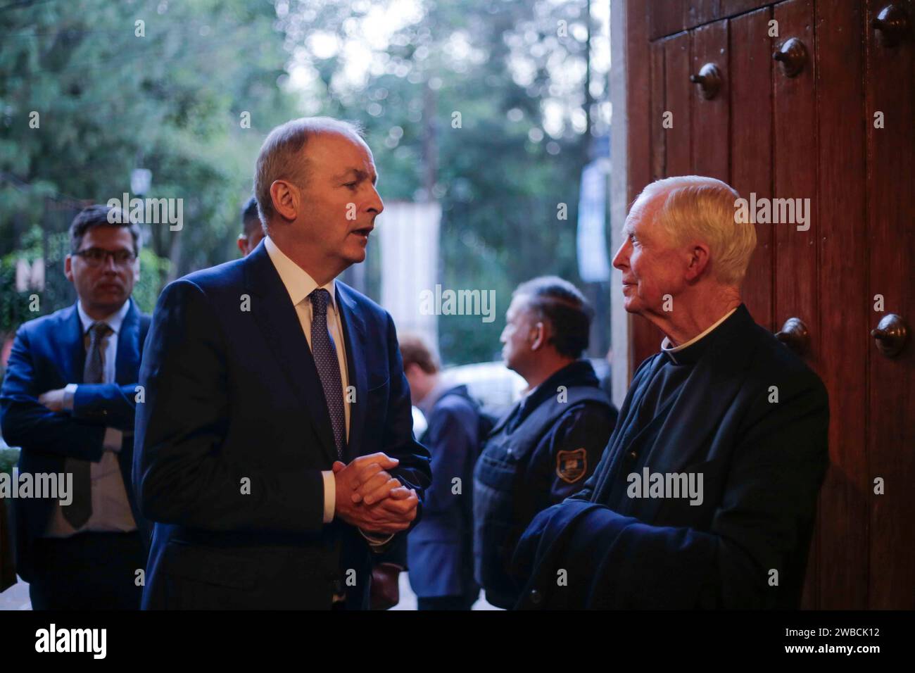 Mexiko-Stadt, Mexiko. Januar 2024. Der Tánaiste (stellvertretender Premierminister Irlands) und der Minister für auswärtige Angelegenheiten und Verteidigung, Micheál Martin, kommen im Casa del RISCO Museum an und werden von einem irischen Priester begrüßt. Quelle: Luis E Salgado/Alamy Live News Stockfoto