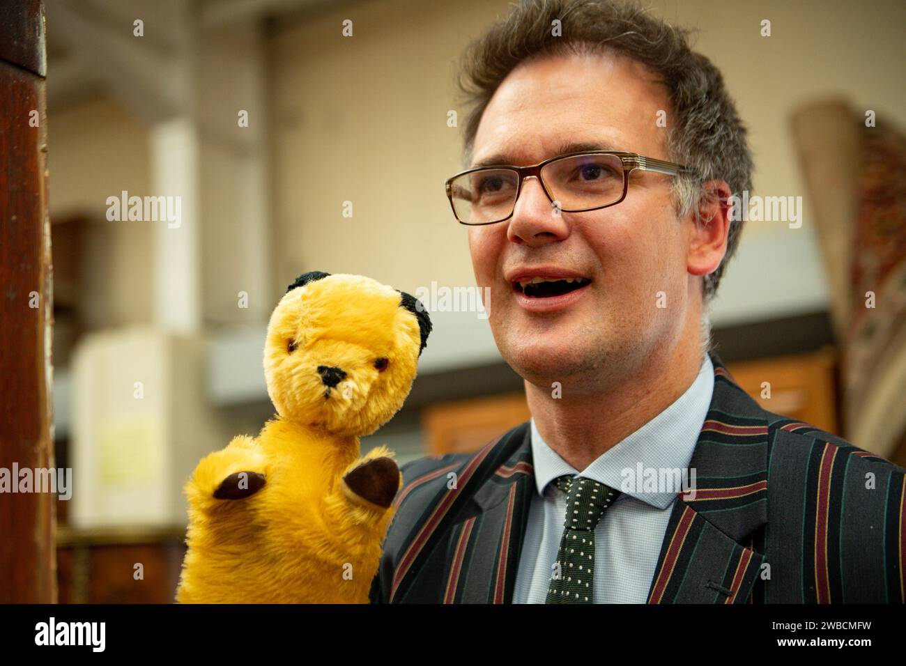 Aktenfoto vom 18. April 09/19 des Auktionators Charles Hanson mit einer Original-Ruß-TV-Puppe, die bei Hansons Auctioneers in Derbyshire versteigert wurde. Der 45-jährige aus Ashbourne Road, Mackworth, wird am Mittwoch vor dem Magistrates' Court in Southern Derbyshire erscheinen, wo er wegen sieben mutmaßlichen Straftaten einschließlich Körperverletzung und Zwangsverhalten angeklagt wird, nachdem die Polizei im Juni 2023 zu Berichten über einen inländischen Vorfall gerufen wurde. Ausgabedatum: Mittwoch, 10. Januar 2024. Stockfoto