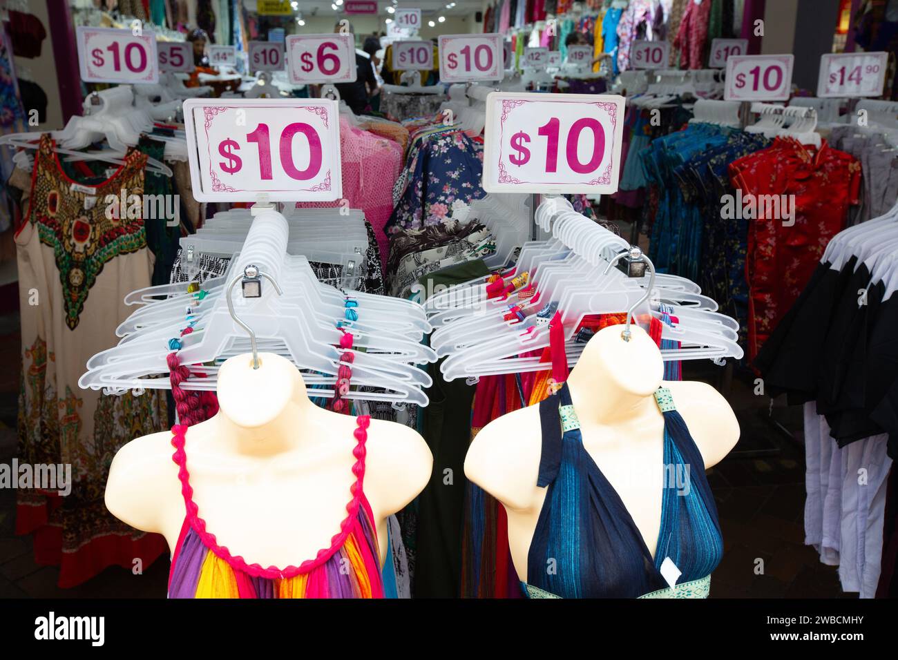 Januar 2024. Kaufen Sie in Chinatown Damenbekleidung zu ermäßigten Preisen von 10 Dollar, was in dieser aufgeblähten Wirtschaft, Singapur, günstig ist. Stockfoto