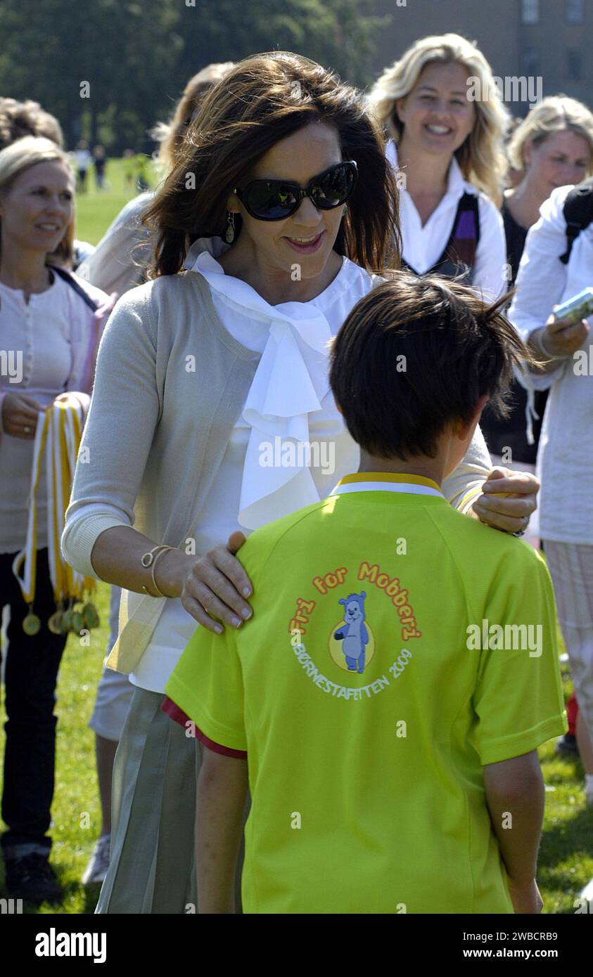 KØBENHAVN/KOPENHAGEN/DANMARK/DÄNEMARK. H.R.H. Crown ary Fond und danish Save the Children arrangierte Veranstaltung Kinder laufen und mary verleiht Läufern bei der Veranstaltung Medaillen, mary kommt an und wurde von Save the Children Generalsekretärin Mimi Stilling Jokobsen, Direktorin von mary Fond Birgitte Hagemann mary Walk trhougn Pulic begrüßt Hunderte von Eltern brachten ihre Kinder mit, um an Anti-Bully-Comagain teilzunehmen. mary ist Beschützerin der Anti-Mobbing-compaign Prinzessin mary bei der Ani-Mobbing-Veranstaltung im Faelledpark am 14. juni 2009 (FOTO: FRANCIS DEAN / DEAN PICTURES) Stockfoto