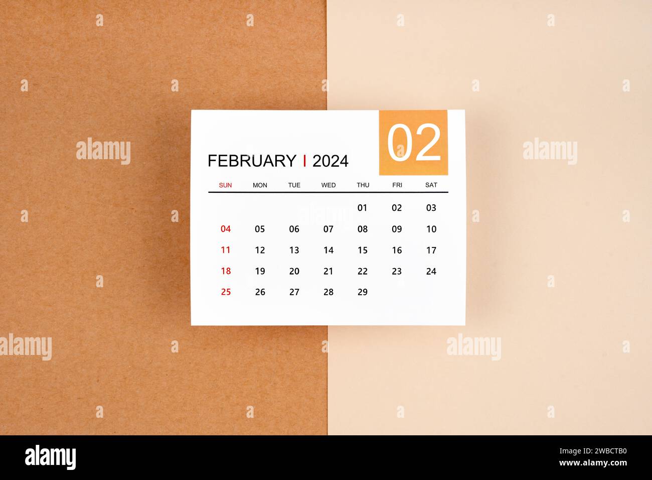 Kalenderseite Februar 2024 auf gelbem Hintergrund. Stockfoto