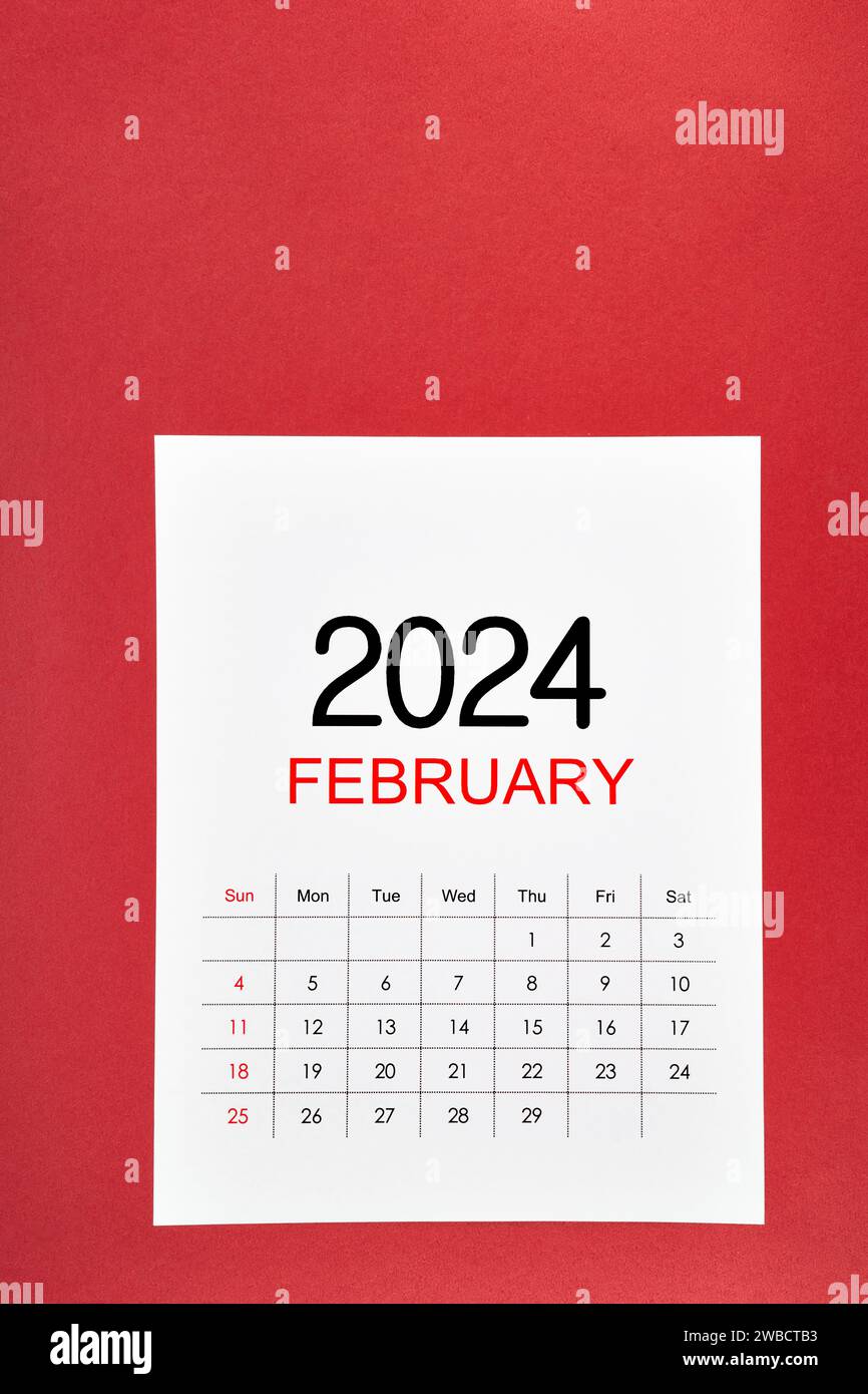 Kalenderseite Februar 2024 mit Stecknadel auf rotem Hintergrund. Stockfoto