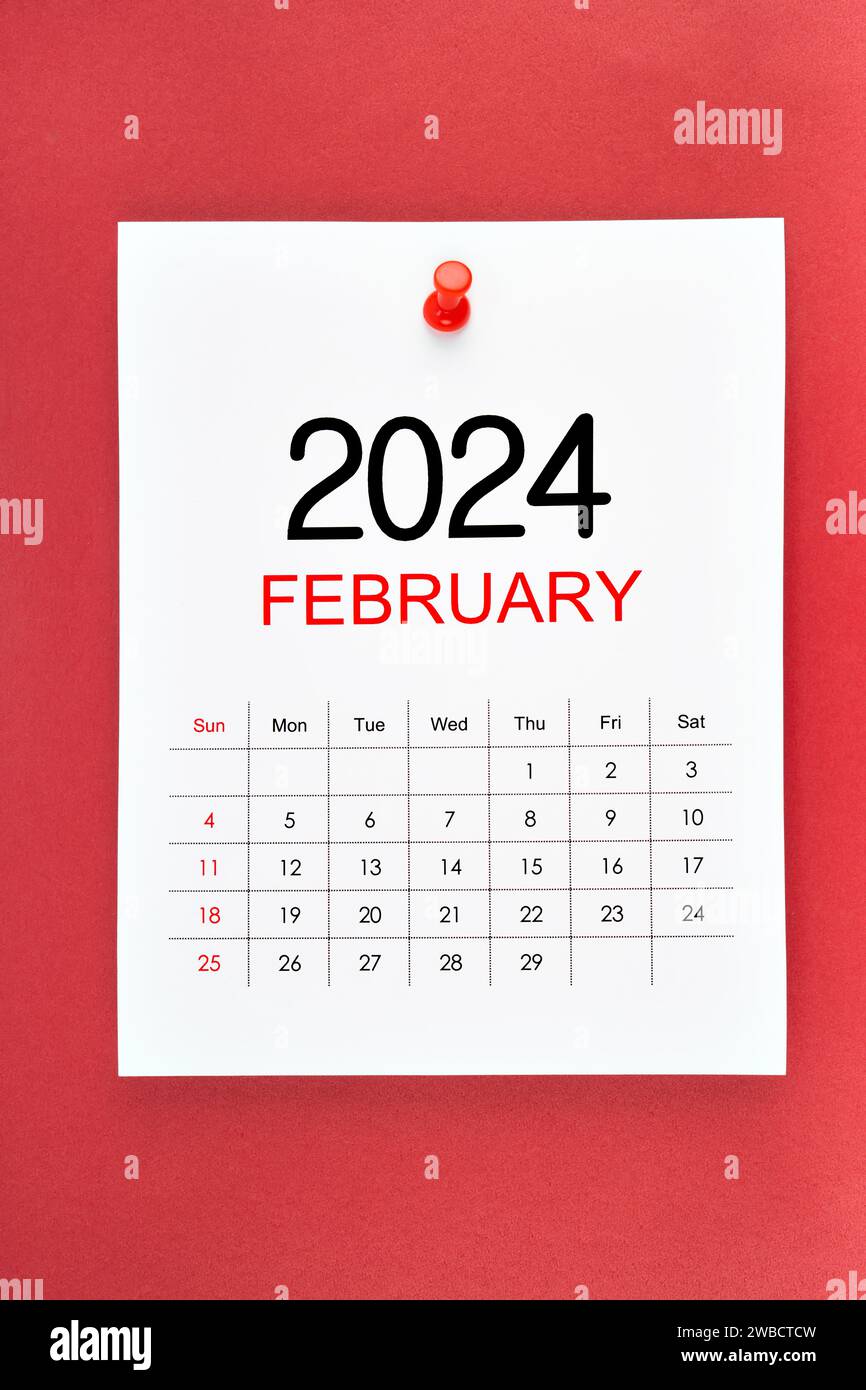 Kalenderseite Februar 2024 mit Stecknadel auf rotem Hintergrund. Stockfoto