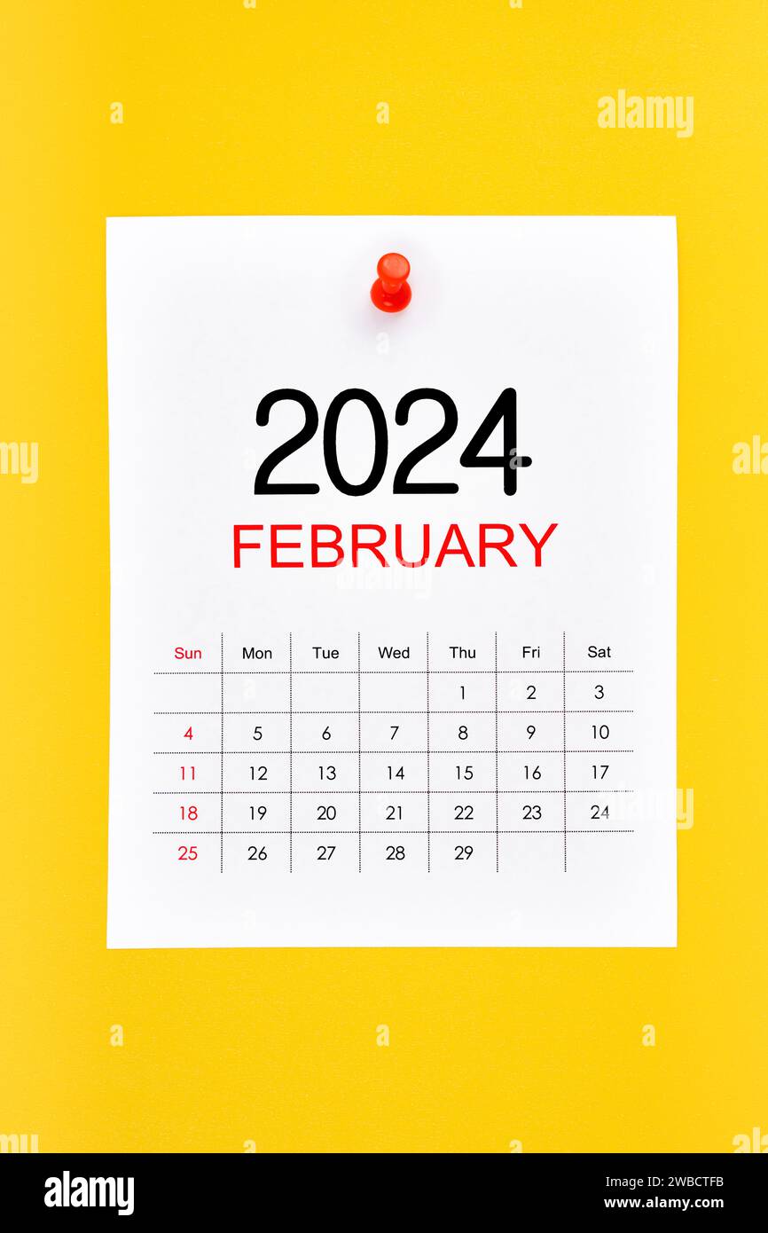 Kalenderseite Februar 2024 mit Stecknadel auf gelbem Hintergrund. Stockfoto