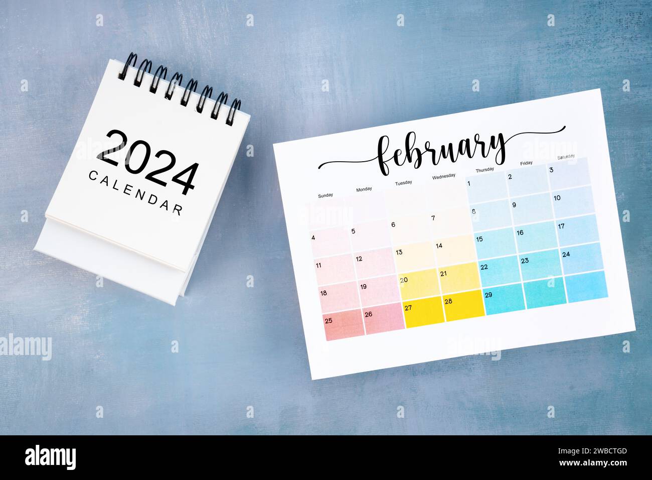 Februar 2024 Kalenderseite mit blauem Holzhintergrund. Stockfoto