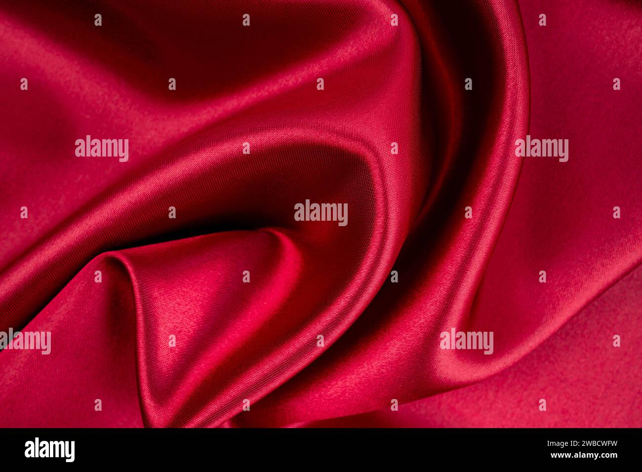 Roter satinierter Hintergrund. Perfekt für den Valentinstag. Stockfoto