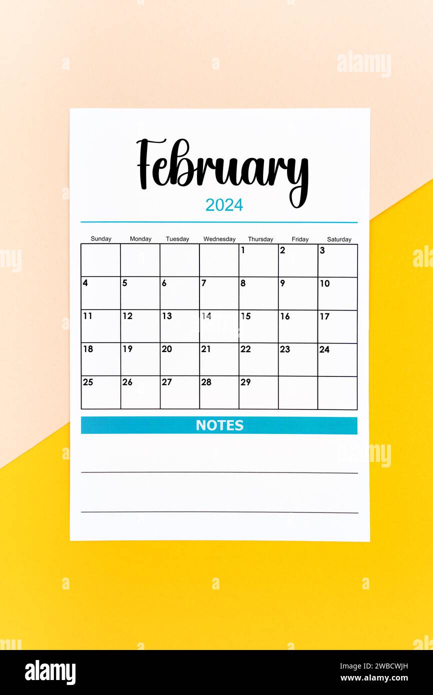 Kalenderseite Februar 2024 auf gelbem Hintergrund. Stockfoto