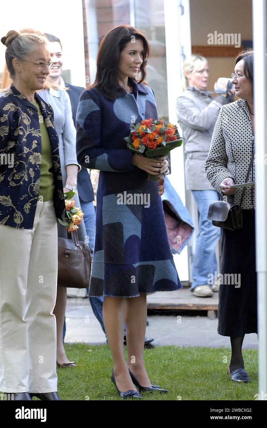 HRH Kronprinzessin Mary Besuch Frederikholm Kindertagesstätte insitutue openhagen Oberbürgermeisterin Lady Ritt Bjerregaard compnay, Kopenhagen Stadt spendete 1500 Euro an Kindertagesstätte Frederikholm, Kopenhagen Dänemark Oktober 4,2006 Stockfoto