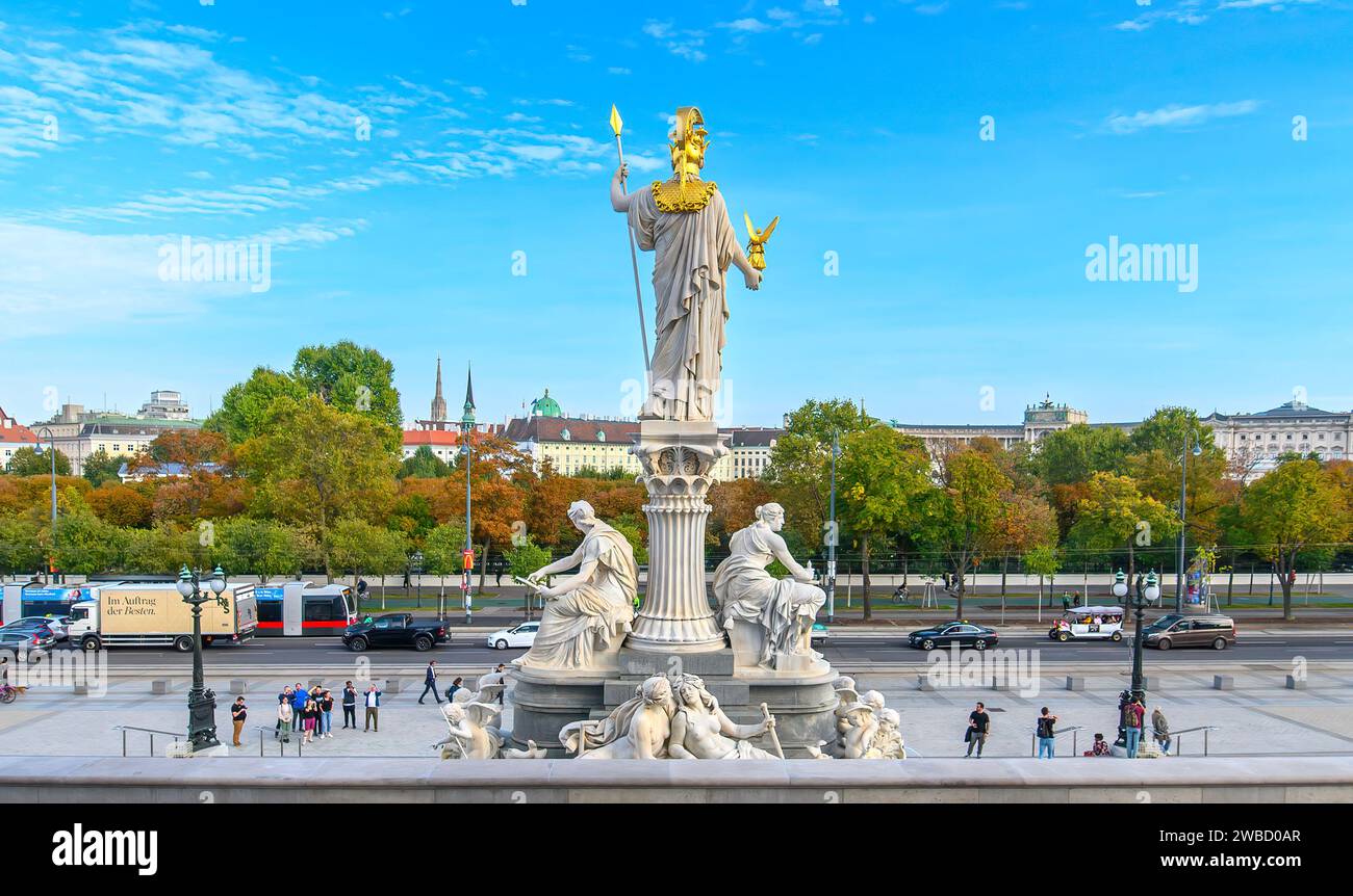 Wien, Österreich. Die Statue der Göttin Athena Pallada vor dem österreichischen Parlamentsgebäude Stockfoto