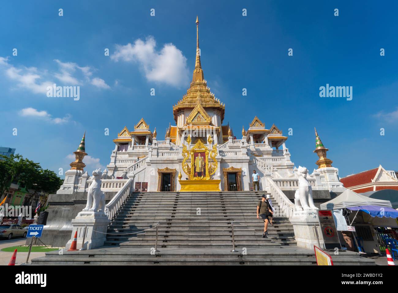 Bangkok, Thailand - 6. Dezember 2023: Das Äußere des Wat Traimit Withayaram Worawihan, Tempel des Goldenen Buddha in Bangkok, Thailand. Stockfoto