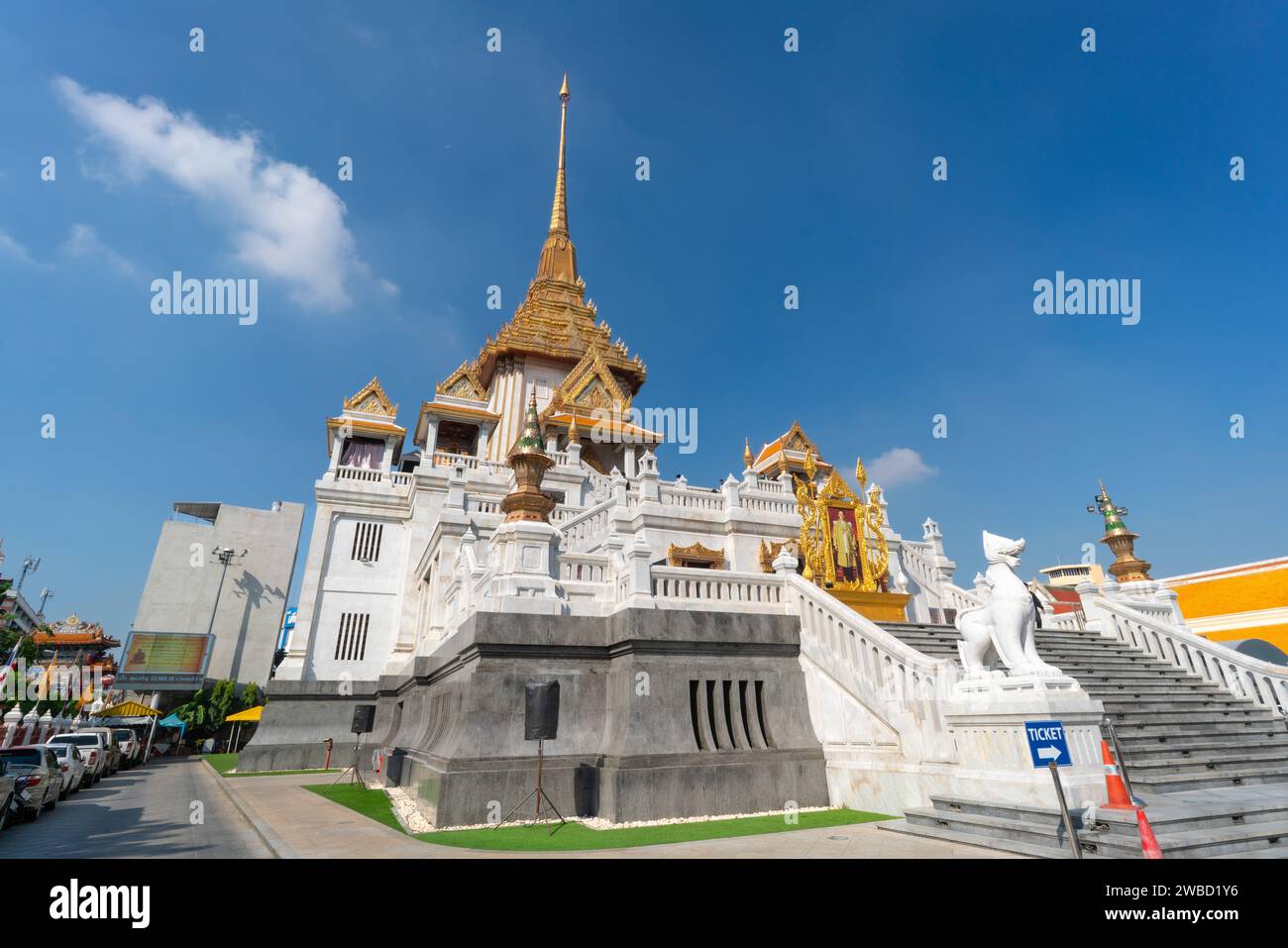 Bangkok, Thailand - 6. Dezember 2023: Das Äußere des Wat Traimit Withayaram Worawihan, Tempel des Goldenen Buddha in Bangkok, Thailand. Stockfoto