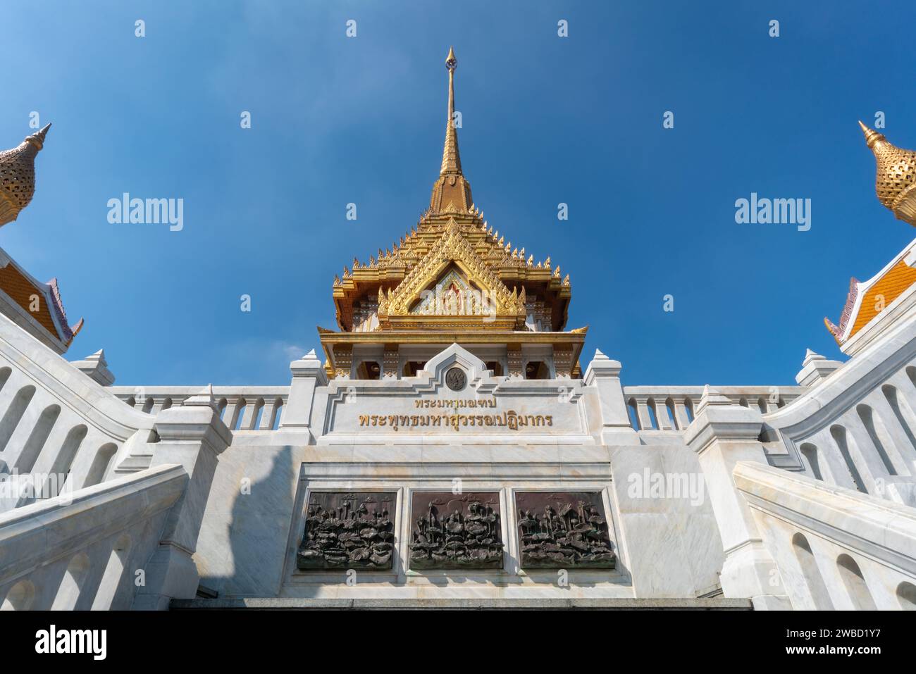 Bangkok, Thailand - 6. Dezember 2023: Das Äußere des Wat Traimit Withayaram Worawihan, Tempel des Goldenen Buddha in Bangkok, Thailand. Stockfoto