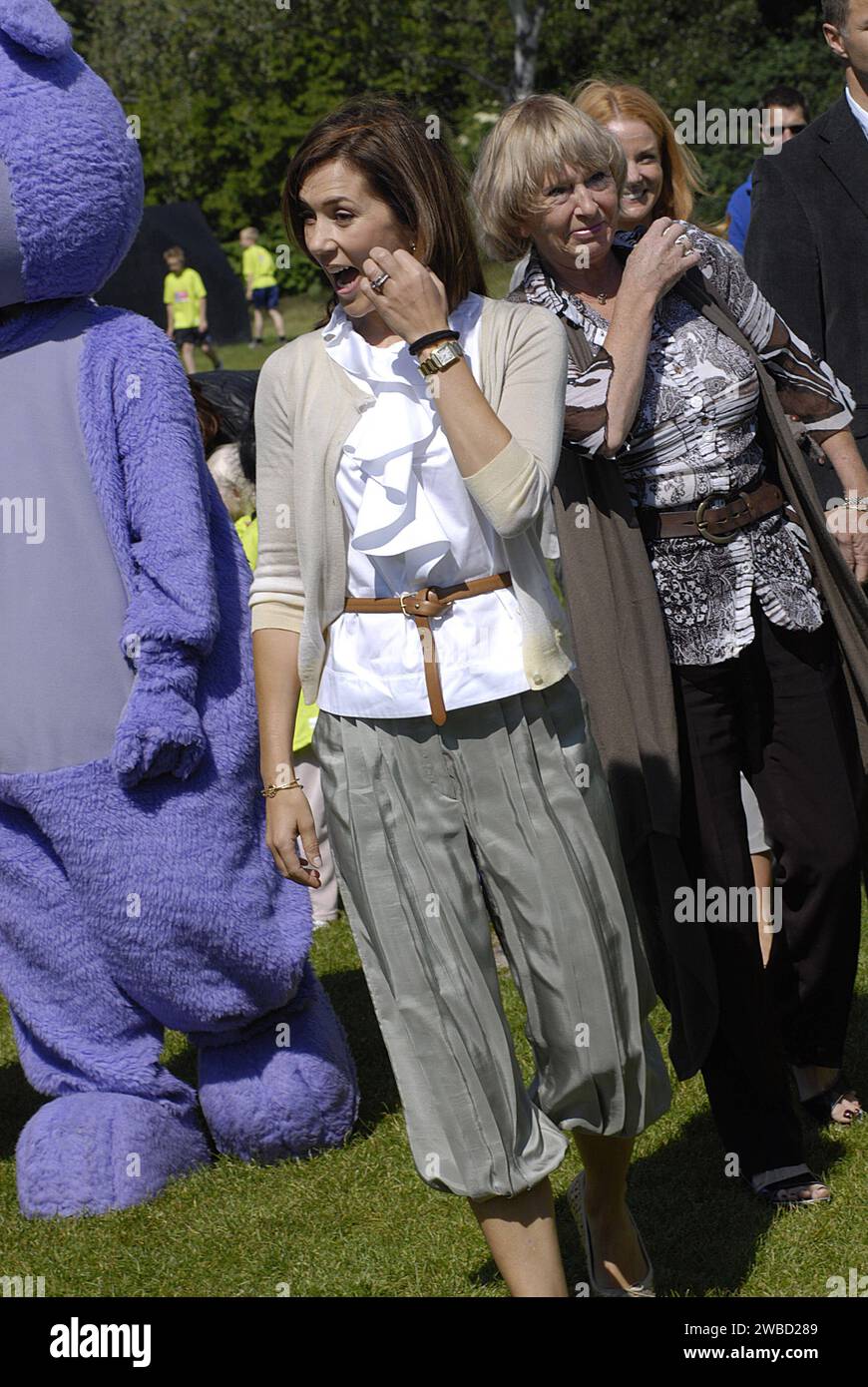 KØBENHAVN/KOPENHAGEN/DANMARK/DÄNEMARK. H.R.H. Crown ary Fond und danish Save the Children arrangierte Veranstaltung Kinder laufen und mary verleiht Läufern bei der Veranstaltung Medaillen, mary kommt an und wurde von Save the Children Generalsekretärin Mimi Stilling Jokobsen, Direktorin von mary Fond Birgitte Hagemann mary Walk trhougn Pulic begrüßt Hunderte von Eltern brachten ihre Kinder mit, um an Anti-Bully-Comagain teilzunehmen. mary ist Beschützerin der Anti-Mobbing-compaign Prinzessin mary bei der Ani-Mobbing-Veranstaltung im Faelledpark am 14. juni 2009 FOTO VON FRANCIS DEAN / DEAN PICTURES Stockfoto