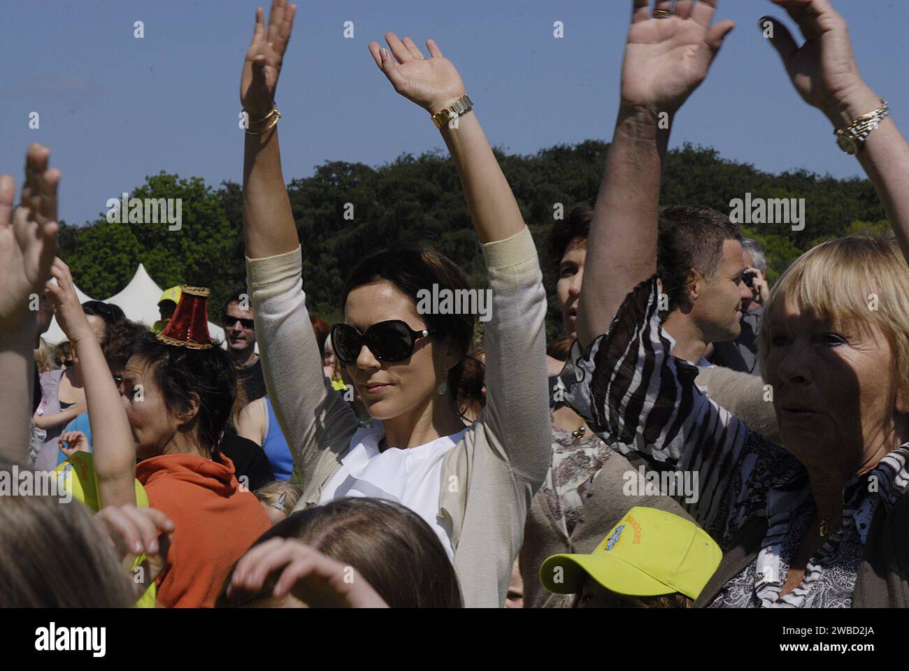 KØBENHAVN/KOPENHAGEN/DANMARK/DÄNEMARK. H.R.H. Crown ary Fond und danish Save the Children arrangierte Veranstaltung Kinder laufen und mary verleiht Läufern bei der Veranstaltung Medaillen, mary kommt an und wurde von Save the Children Generalsekretärin Mimi Stilling Jokobsen, Direktorin von mary Fond Birgitte Hagemann mary Walk trhougn Pulic begrüßt Hunderte von Eltern brachten ihre Kinder mit, um an Anti-Bully-Comagain teilzunehmen. mary ist Beschützerin der Anti-Mobbing-compaign Prinzessin mary bei der Ani-Mobbing-Veranstaltung im Faelledpark am 14. juni 2009 FOTO VON FRANCIS DEAN / DEAN PICTURES Stockfoto
