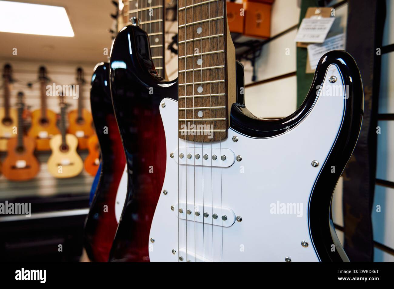 Elektrische Gitarre in einem Musikgeschäft. Nahaufnahme der elektrischen Gitarre Stockfoto