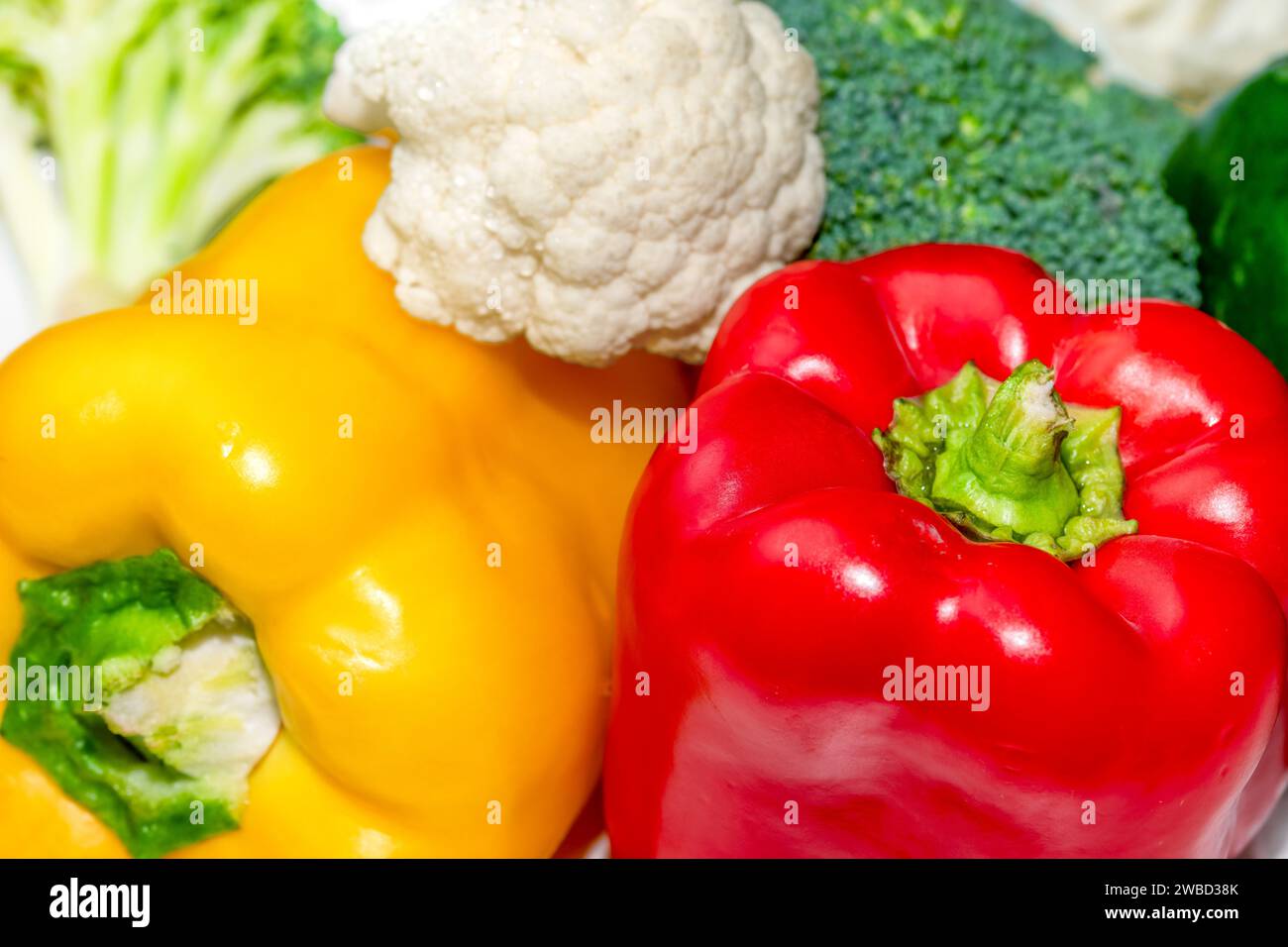 Farbenfroher Paprika-Hintergrund. Jede Menge buntes, frisches und biologisches Gemüse - Wohlfühlkonzept Stockfoto