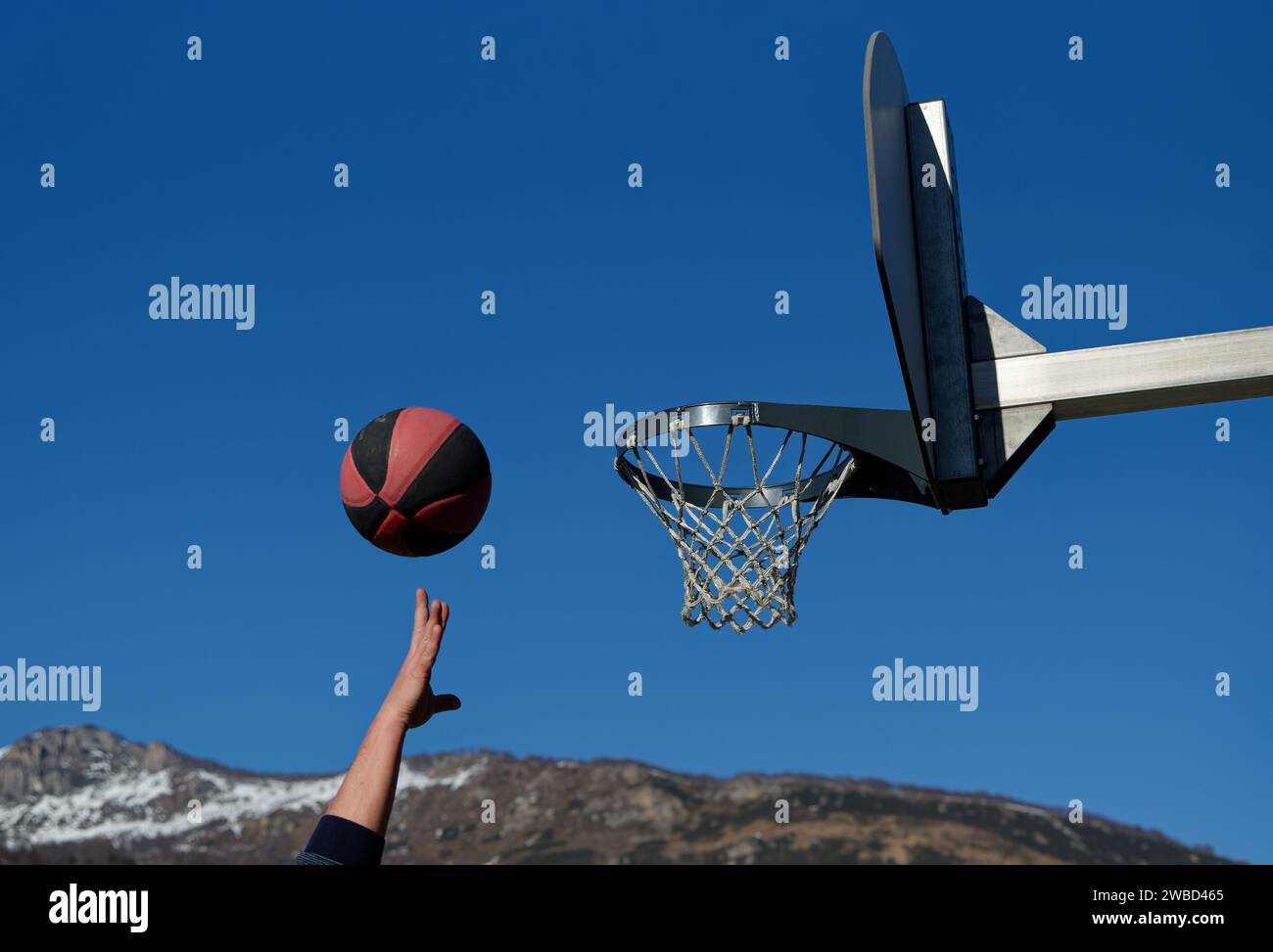 Spieler schießen auf einen Basketballkorb. Basketball spielen. Stockfoto