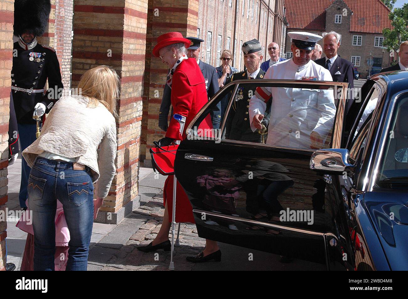 H.M.die Königin Margrethe II. Kam mit Krücken bei der Zeremonie an, dass Royal Gaurd Kraen Vodder Neilsen VON Vibe Königin WatchDronning Urvon H.M.die Königin Margrethe II. In Kopenhagen, Queen Walks mit Hilfe von Krücken Kopenhagen Dänemark Juni 23,2006 Stockfoto