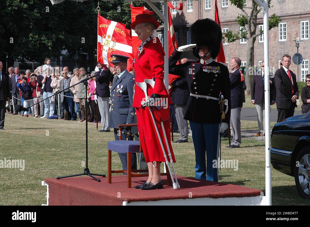 H.M.die Königin Margrethe II. Kam mit Krücken bei der Zeremonie an, dass Royal Gaurd Kraen Vodder Neilsen VON Vibe Königin WatchDronning Urvon H.M.die Königin Margrethe II. In Kopenhagen, Queen Walks mit Hilfe von Krücken Kopenhagen Dänemark Juni 23,2006 Stockfoto