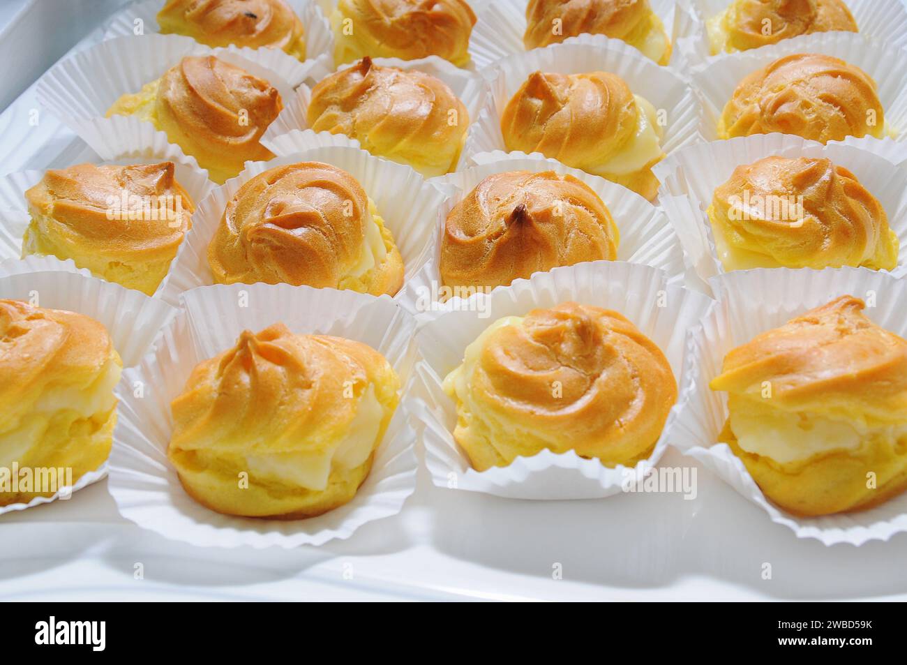 Das Arrangement von Choux-Gebäck, frisch aus dem Ofen, fertig zum Essen. Stockfoto