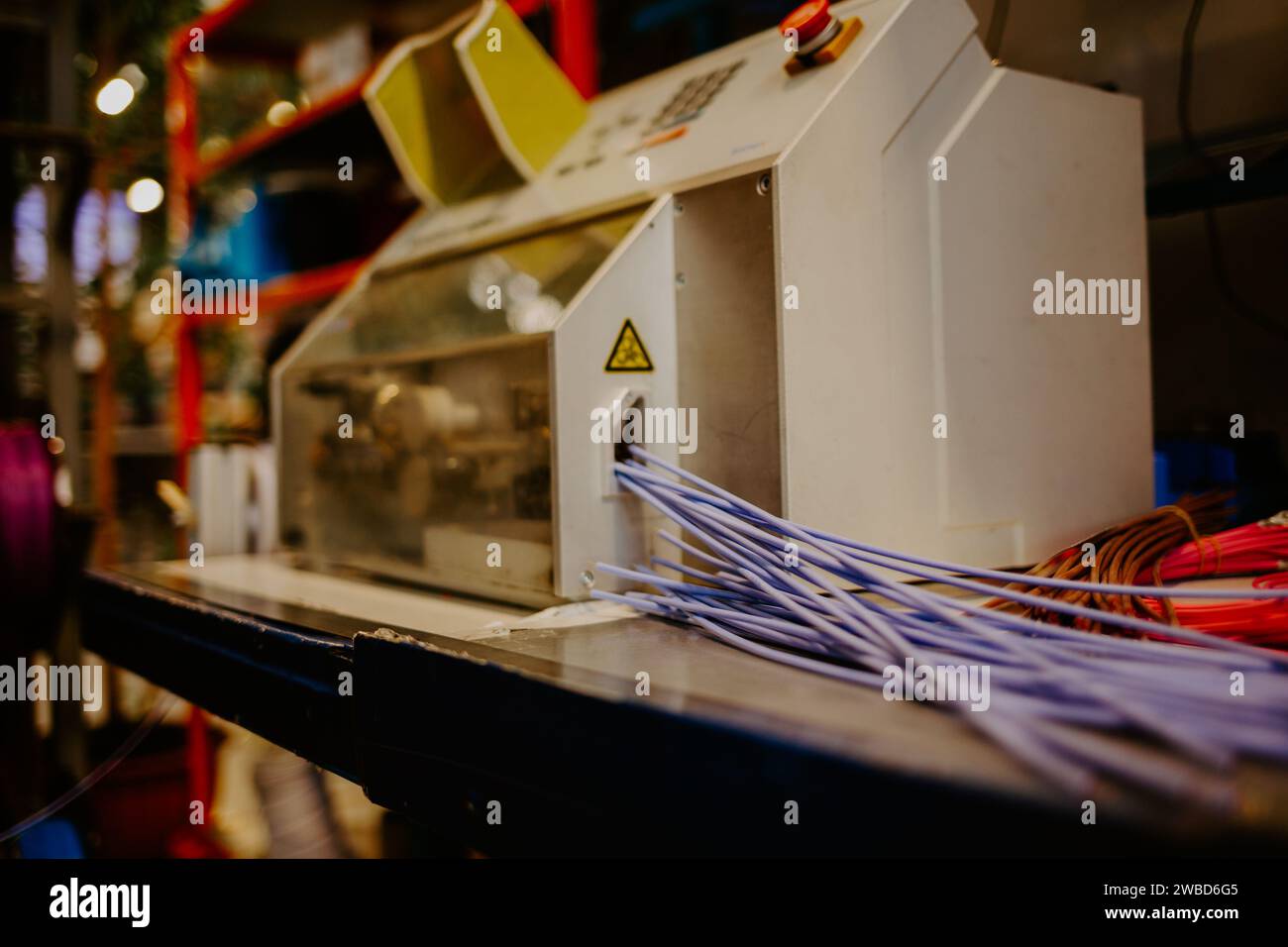 CNC-Drahtschneidemaschine zum Schneiden von hochpräzisen Gussteilen. Stockfoto