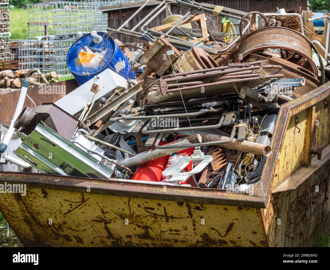 Metallschrottbehälter im Recyclingzentrum Stockfoto