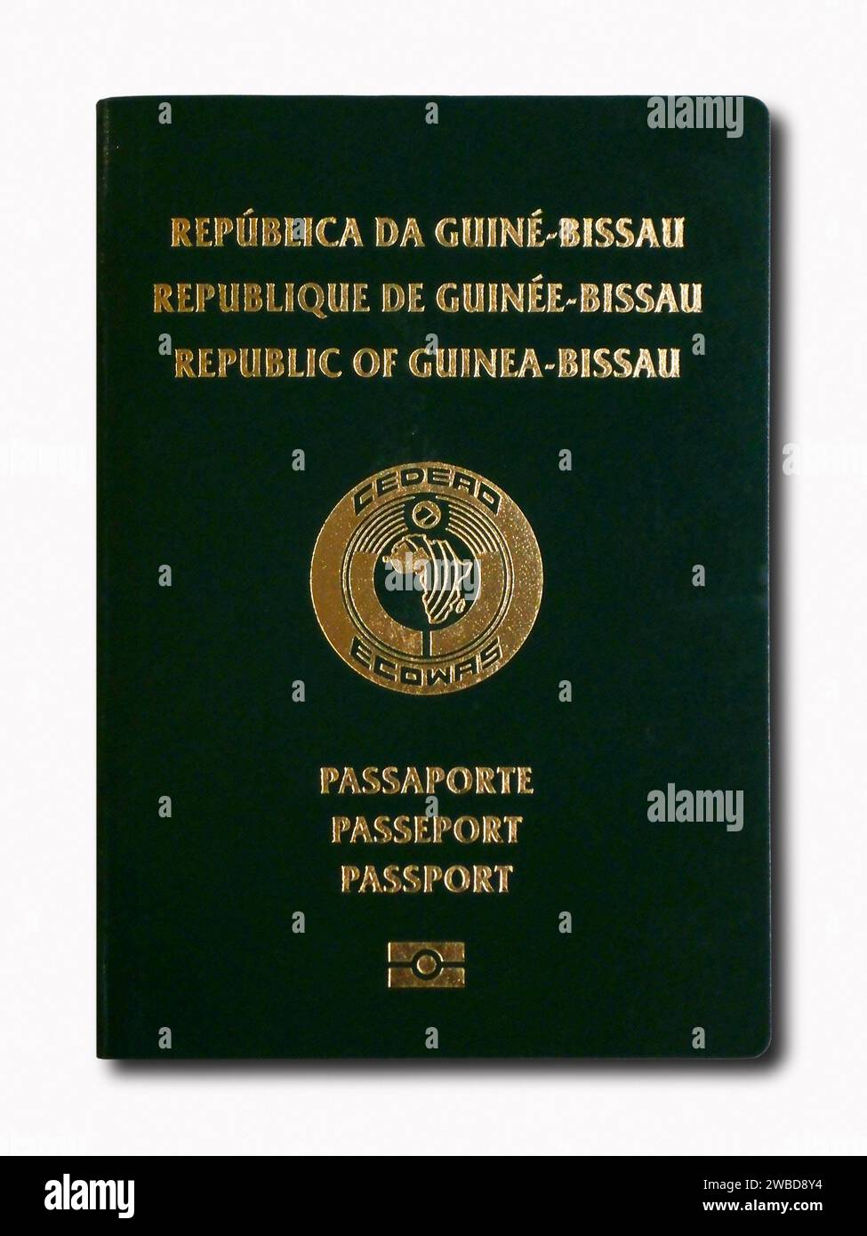 Nahaufnahme eines Passes aus Guinea-Bissau, isoliert auf weißem Hintergrund. Stockfoto