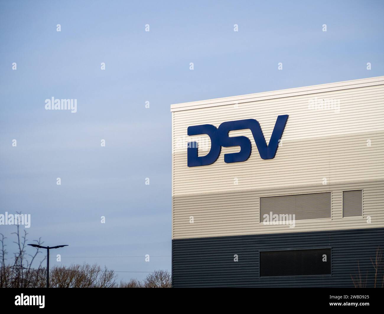 Beschilderung und Lager für DSV, ein globales Transport- und Logistikunternehmen, Brackmills Industrial Estate, Northampton, Großbritannien Stockfoto
