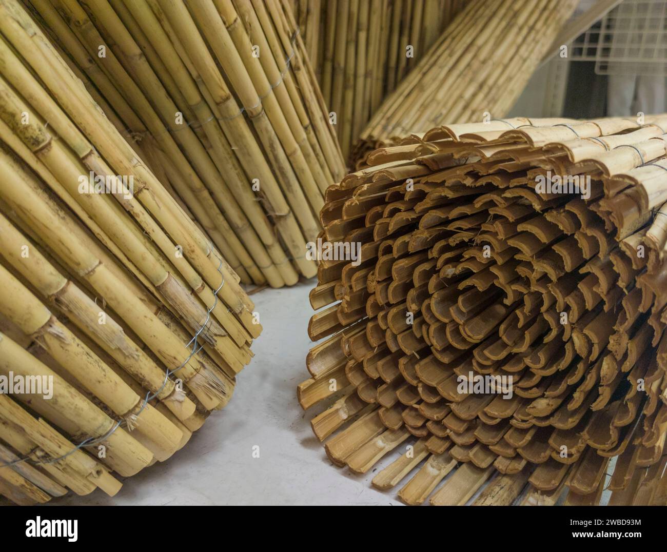 Gartenzaun rollt mit Flechtwerk. Selektiver Fokus Stockfoto