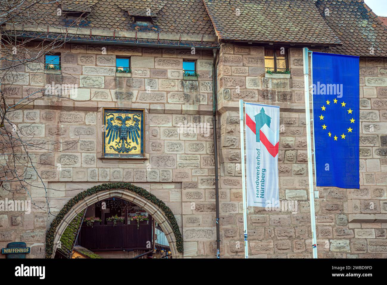 NÜRNBERG, BAYERN, DEUTSCHLAND - 16. DEZEMBER 2023: Frauentormauer, Teil des Handwerkerhofs Nürnberg, ein mittelalterliches Einkaufsviertel. Stockfoto