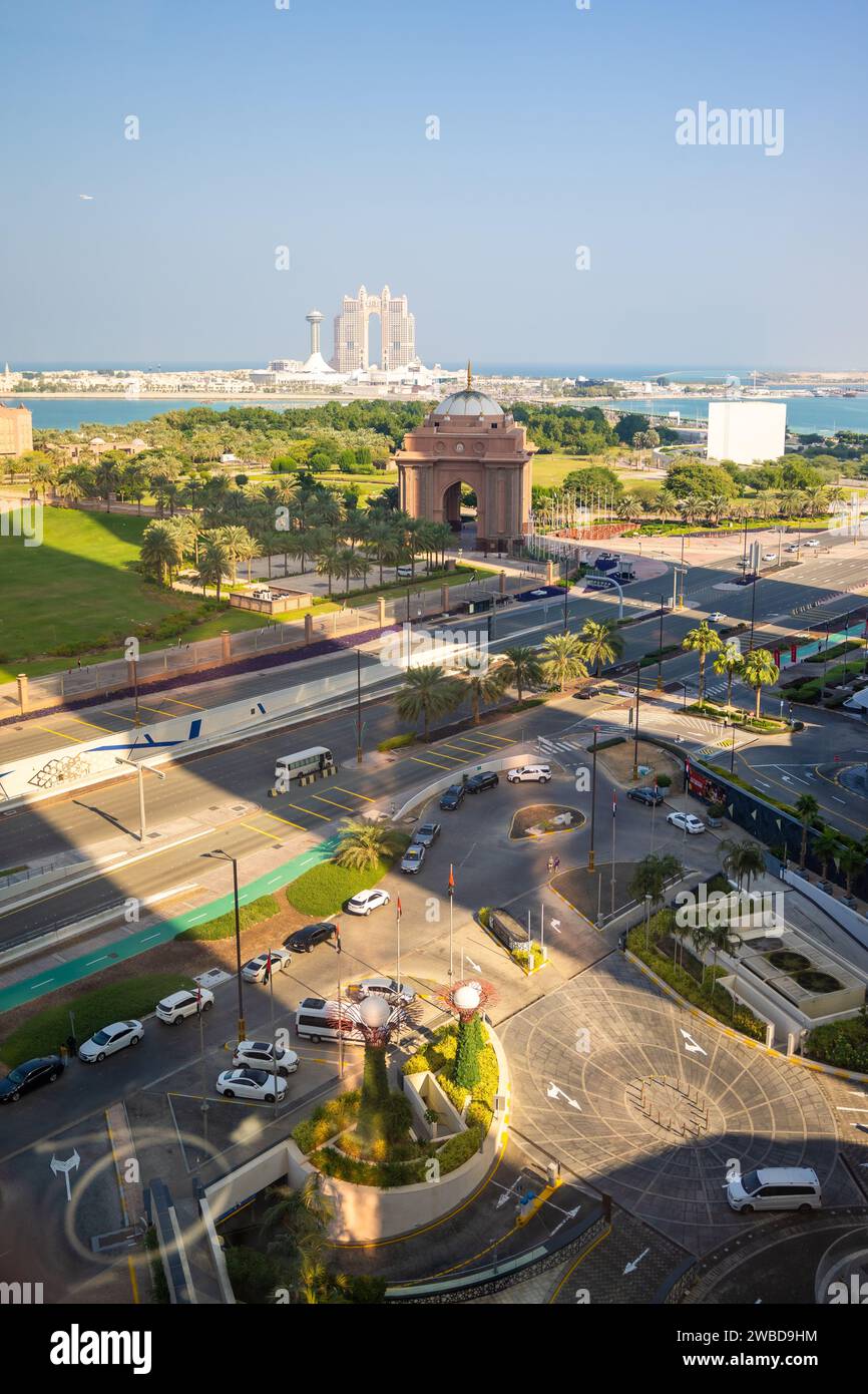 Abu Dhabi, Vereinigte Arabische Emirate - 4. Dezember 2023: Luftaufnahme des Tores zum Emirates Palace Hotel und Rixos Hotel im Hintergrund in Abu Dhabi, VAE. Stockfoto