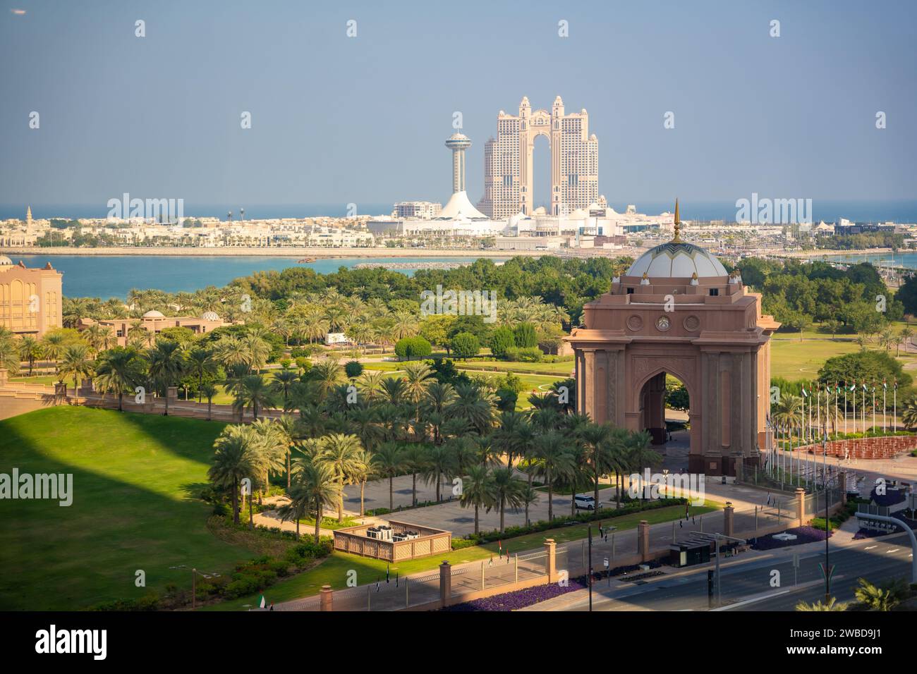 Abu Dhabi, Vereinigte Arabische Emirate - 4. Dezember 2023: Luftaufnahme des Tores zum Emirates Palace Hotel und Rixos Hotel im Hintergrund in Abu Dhabi, VAE. Stockfoto
