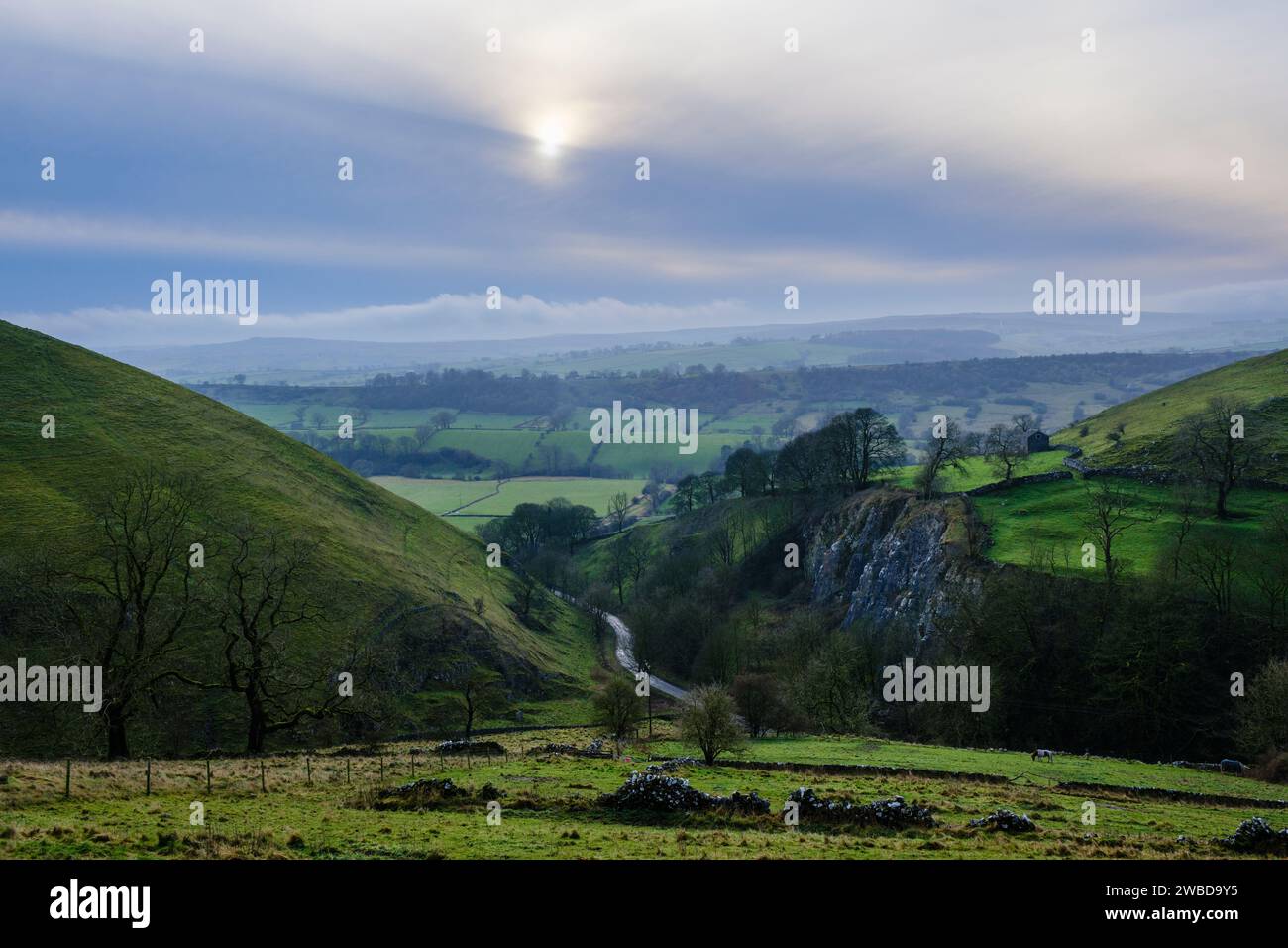 Eine winterliche Szene im Peak District - Aldery Cliff und Dove Valley in der Nähe von Earl Sterndale, Derbyshire Stockfoto