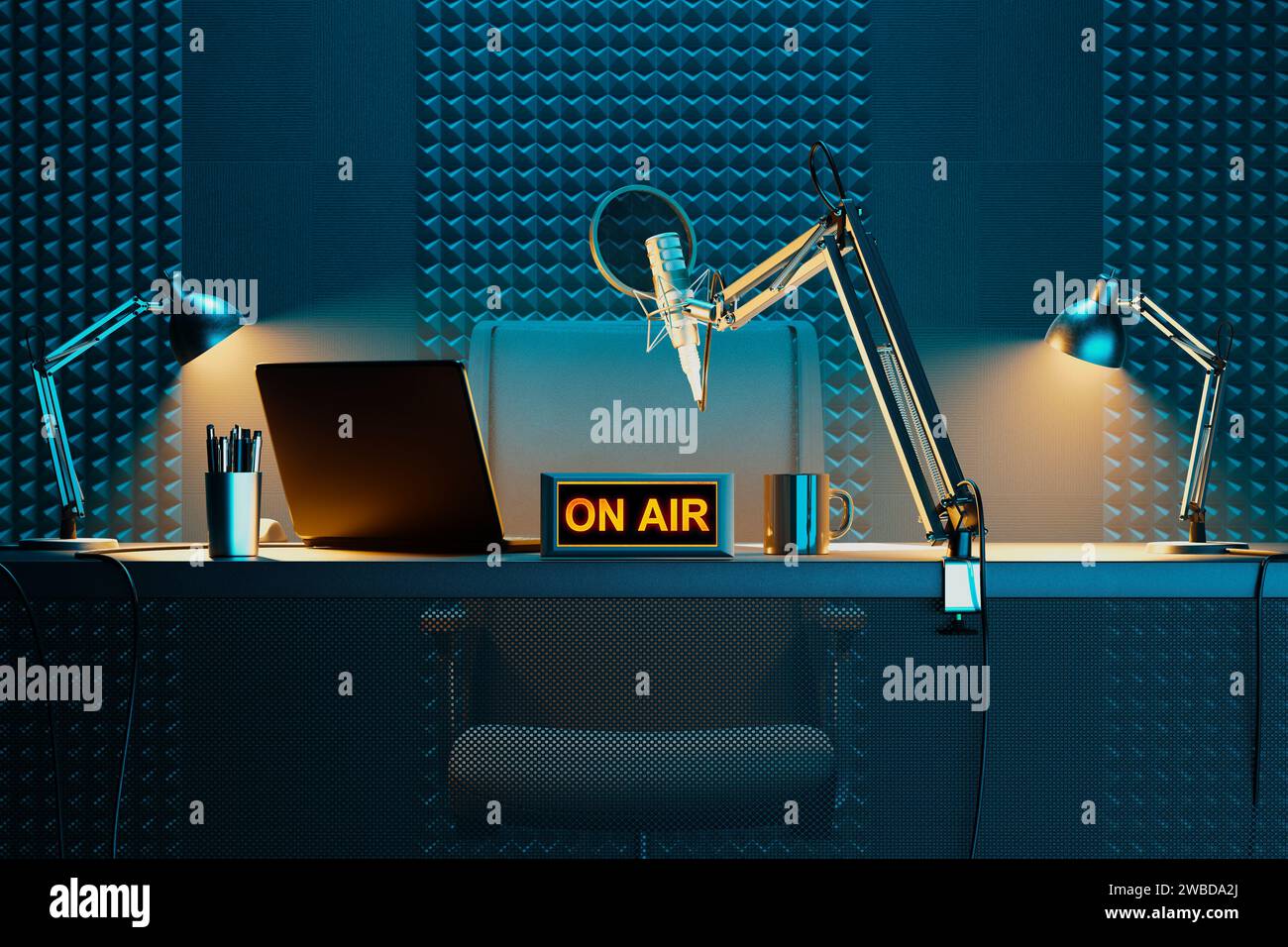Modernste Podcasting-Einrichtung mit beleuchtetem ON-AIR-Schild, professionellem Mikrofon, fortschrittlichem Laptop, Schallschutzplatten und elegantem Design Stockfoto