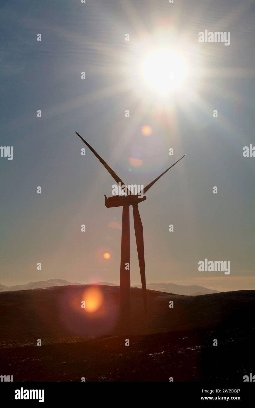 Installation einer Windkraftanlage in einem neuen Windpark in cairngorms, Scottish Highlands, Großbritannien Stockfoto