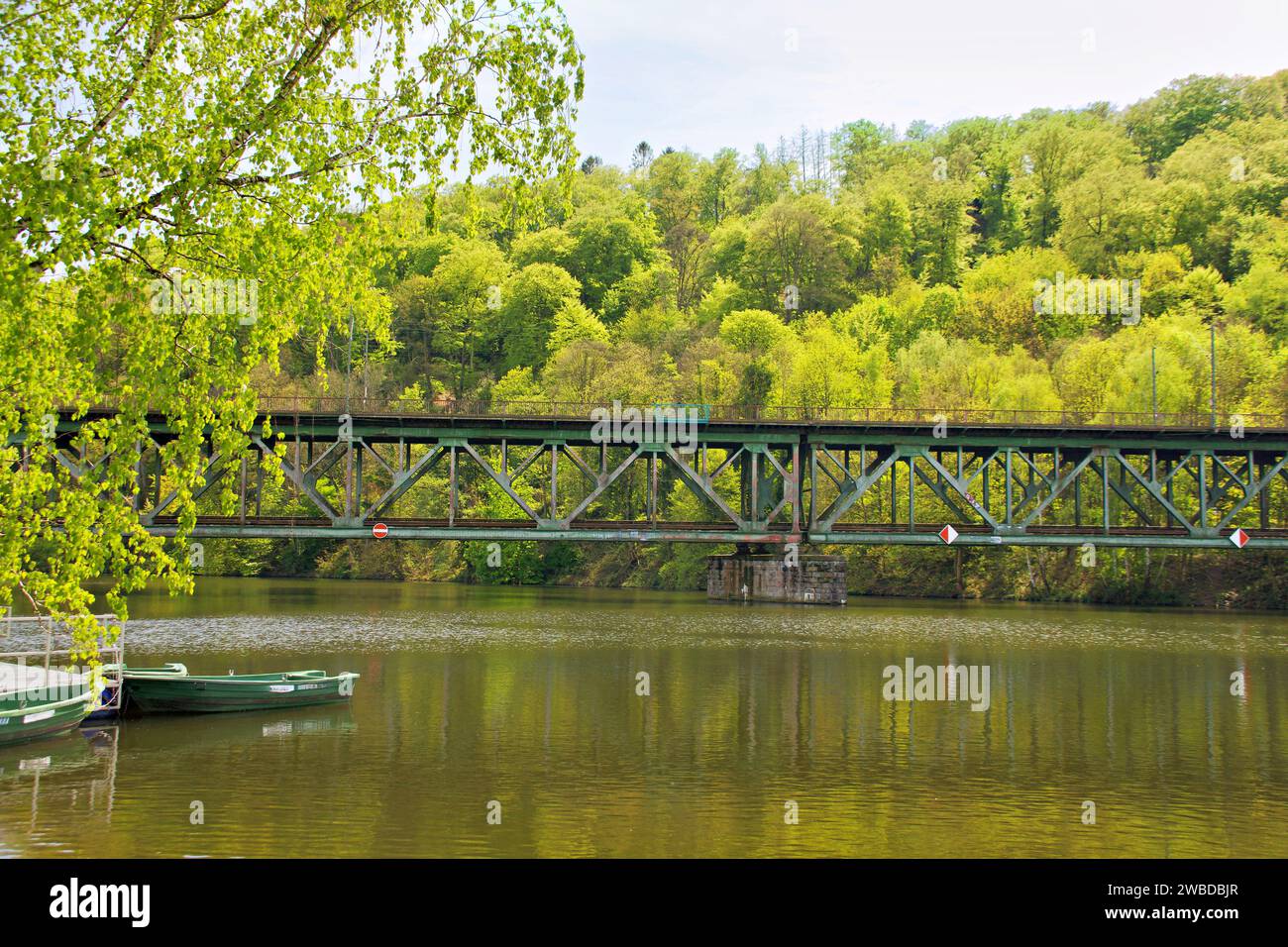 Das Ruhrtal präsentiert sich von seiner schönsten Seite, hier mit einer alten Eisenbahnbrücke Stockfoto