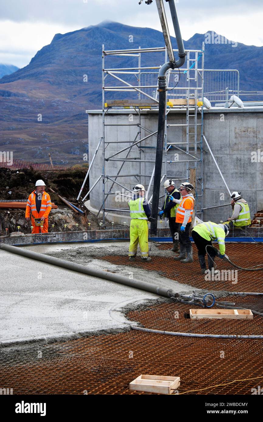 Bauindustrie bei der Arbeit, ein Betongießer auf einem Wasseraufbereitungstank, Wester Ross, Nordwesten Schottlands, Großbritannien Stockfoto