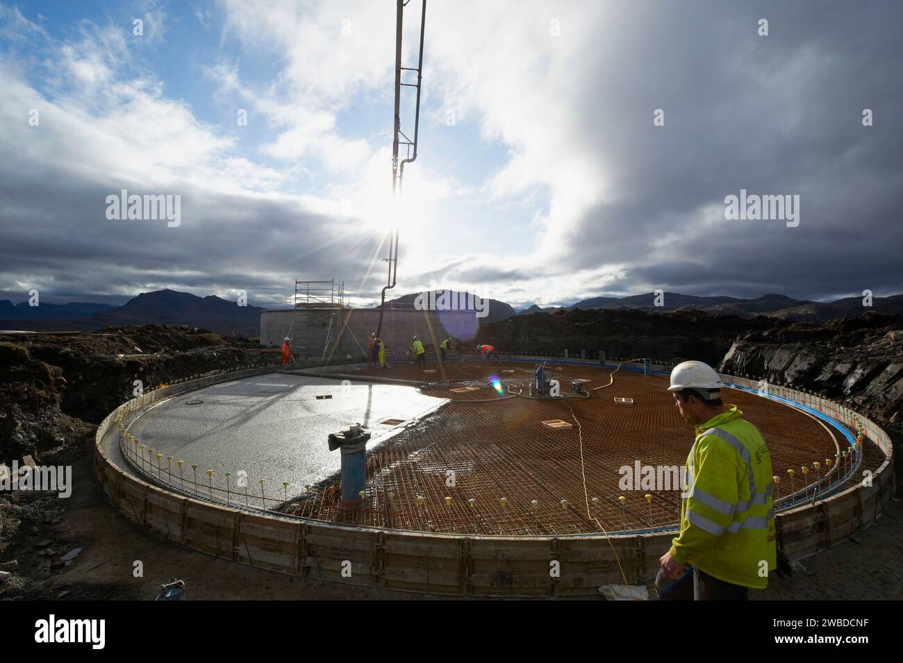 Bauindustrie bei der Arbeit, ein Betongießer auf einem Wasseraufbereitungstank, Wester Ross, Nordwesten Schottlands, Großbritannien Stockfoto