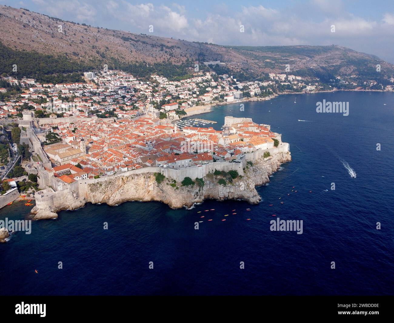 Dächer der Altstadt von Dubrovnik und der Adria in Kroatien aus der Vogelperspektive. UNESCO-Weltkulturerbe, berühmte Touristenattraktion. Urlaub Stockfoto