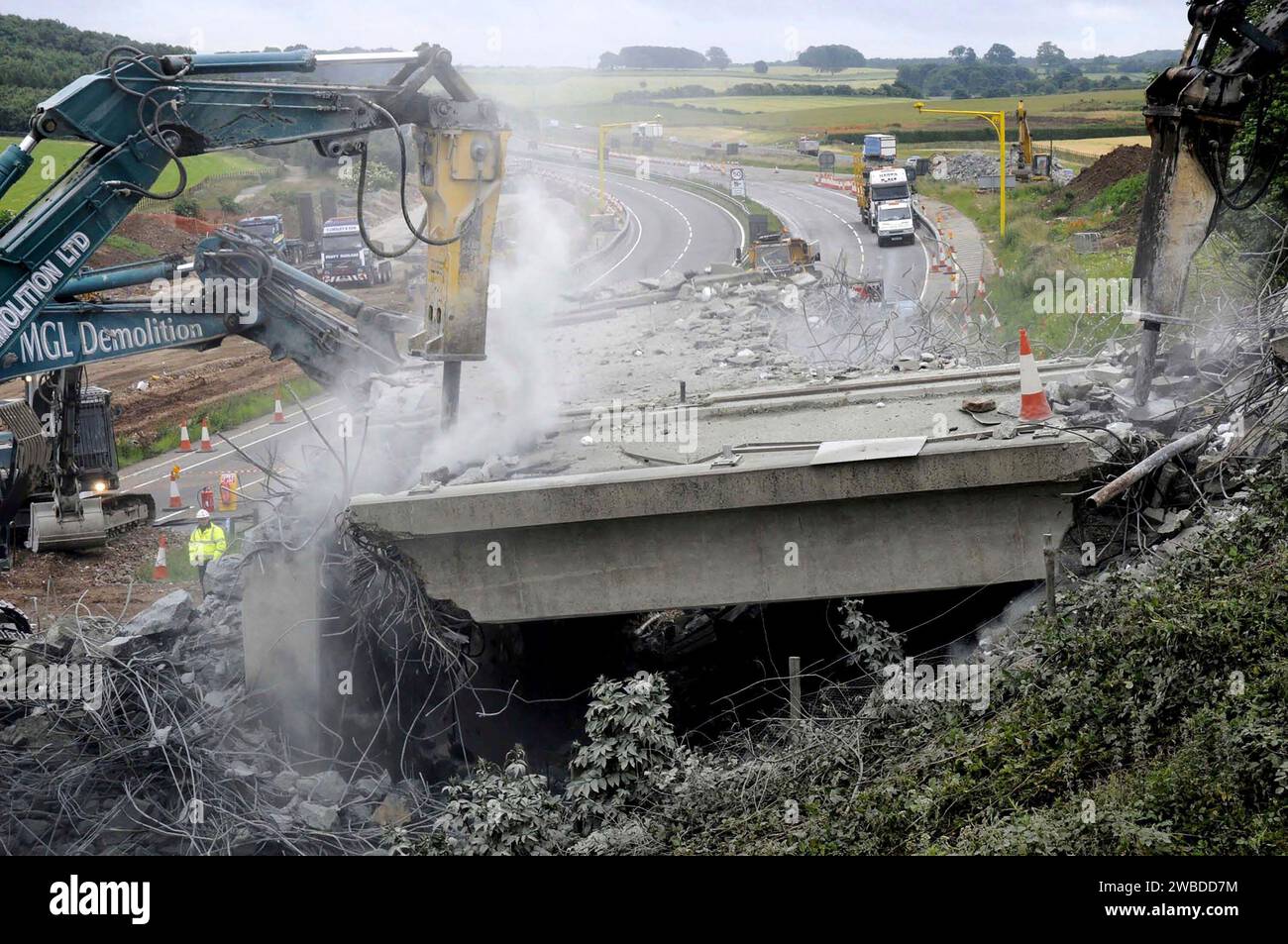 Die Bauindustrie in Arbeit, Brücken-Abriss an der A1, um Straßenverbreiterung zu ermöglichen, West Yorkshire, Großbritannien Stockfoto