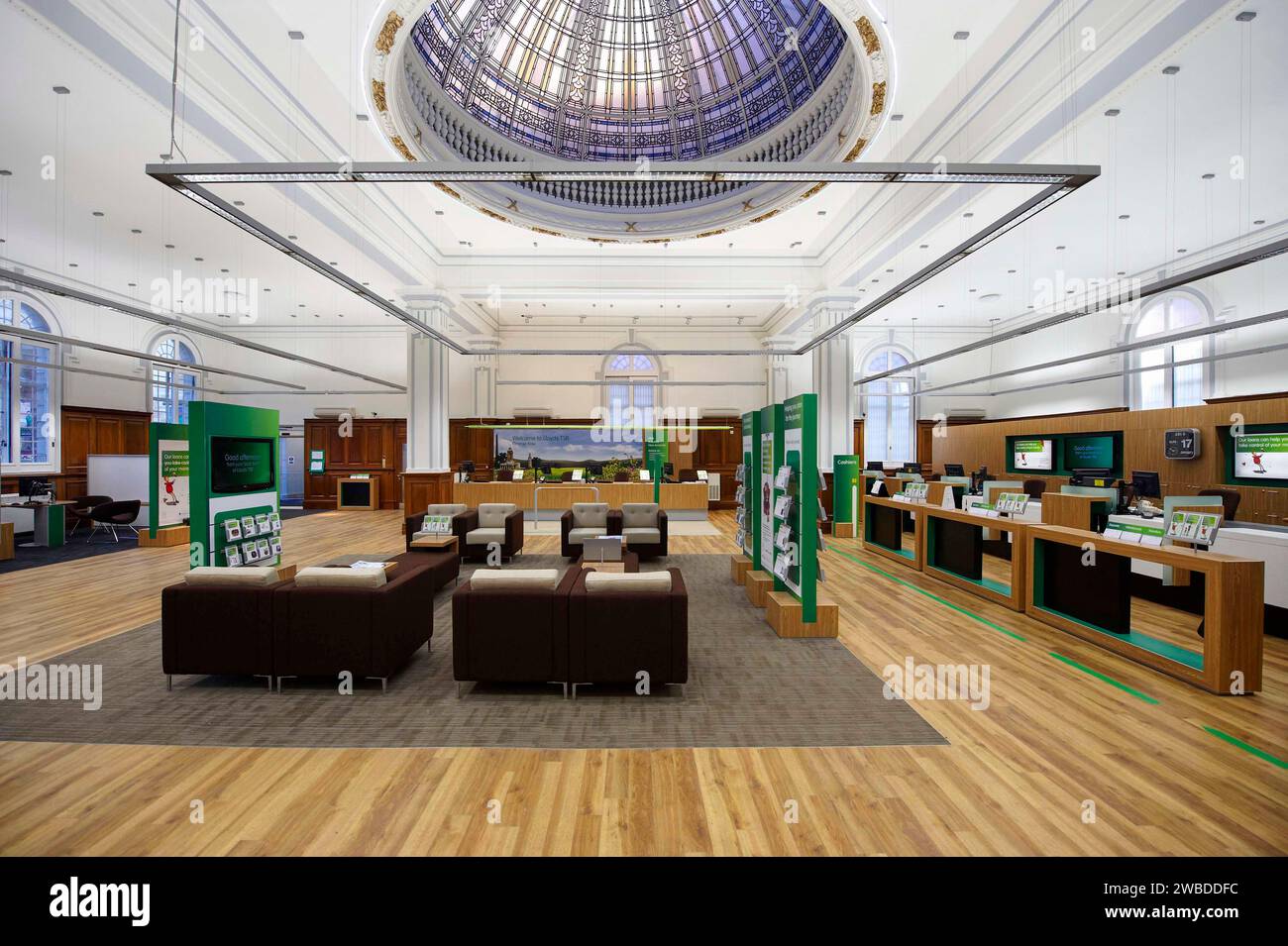 Das Innere einer Lloyds Bank mit einer großen Bankhalle in Northampton, Großbritannien Stockfoto