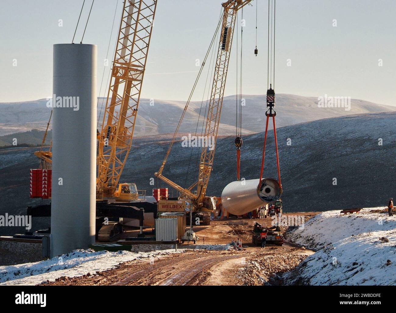 Installation einer Windkraftanlage in einem neuen Windpark in cairngorms, Scottish Highlands, Großbritannien Stockfoto