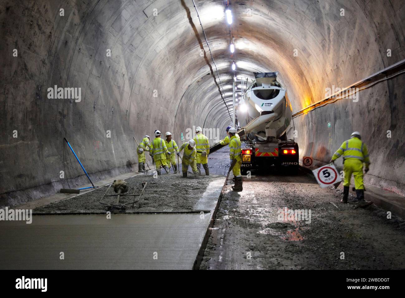 Beton in einem Tunnel, Baustelle in Großbritannien Stockfoto