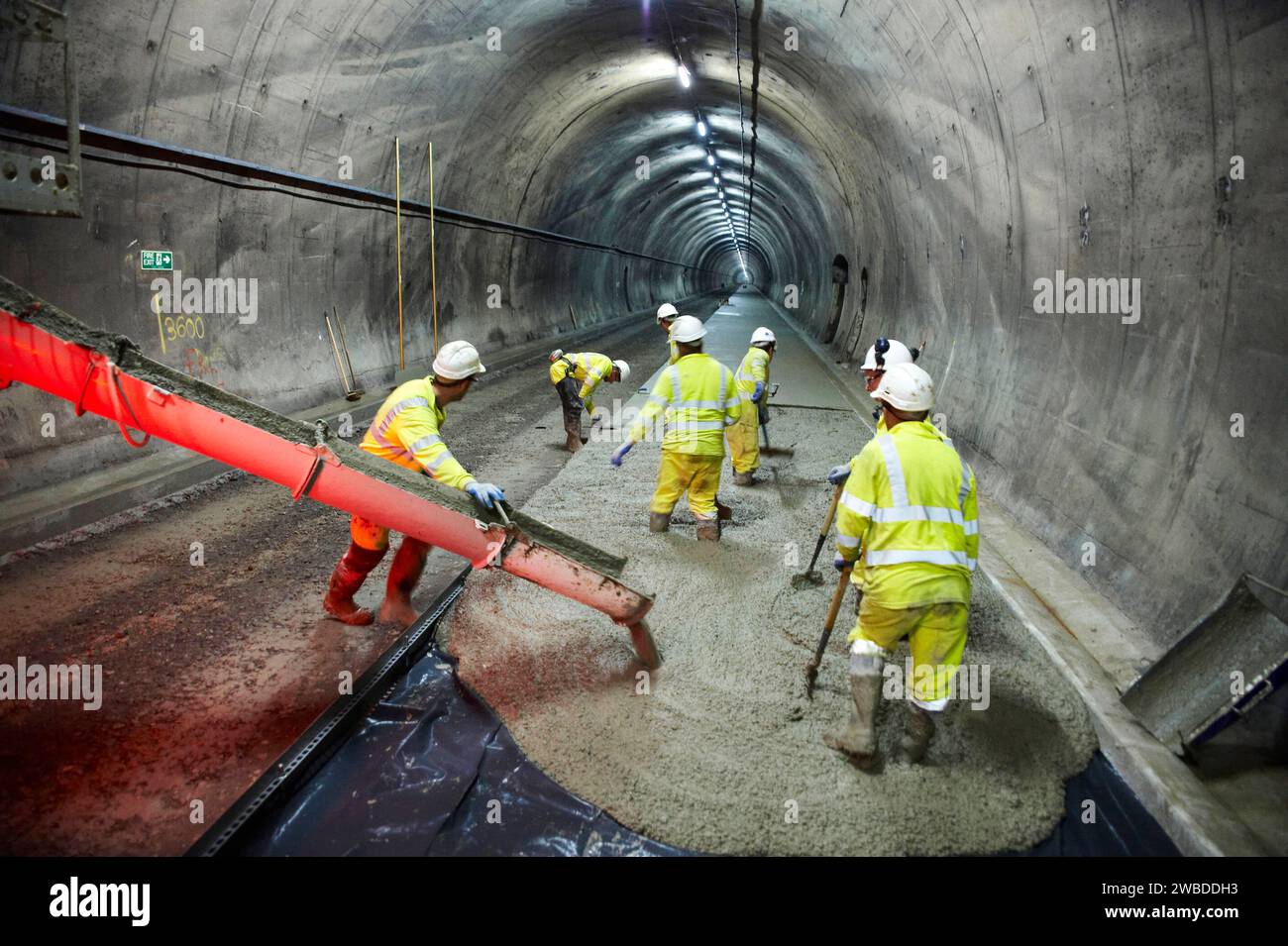 Beton in einem Tunnel, Baustelle in Großbritannien Stockfoto