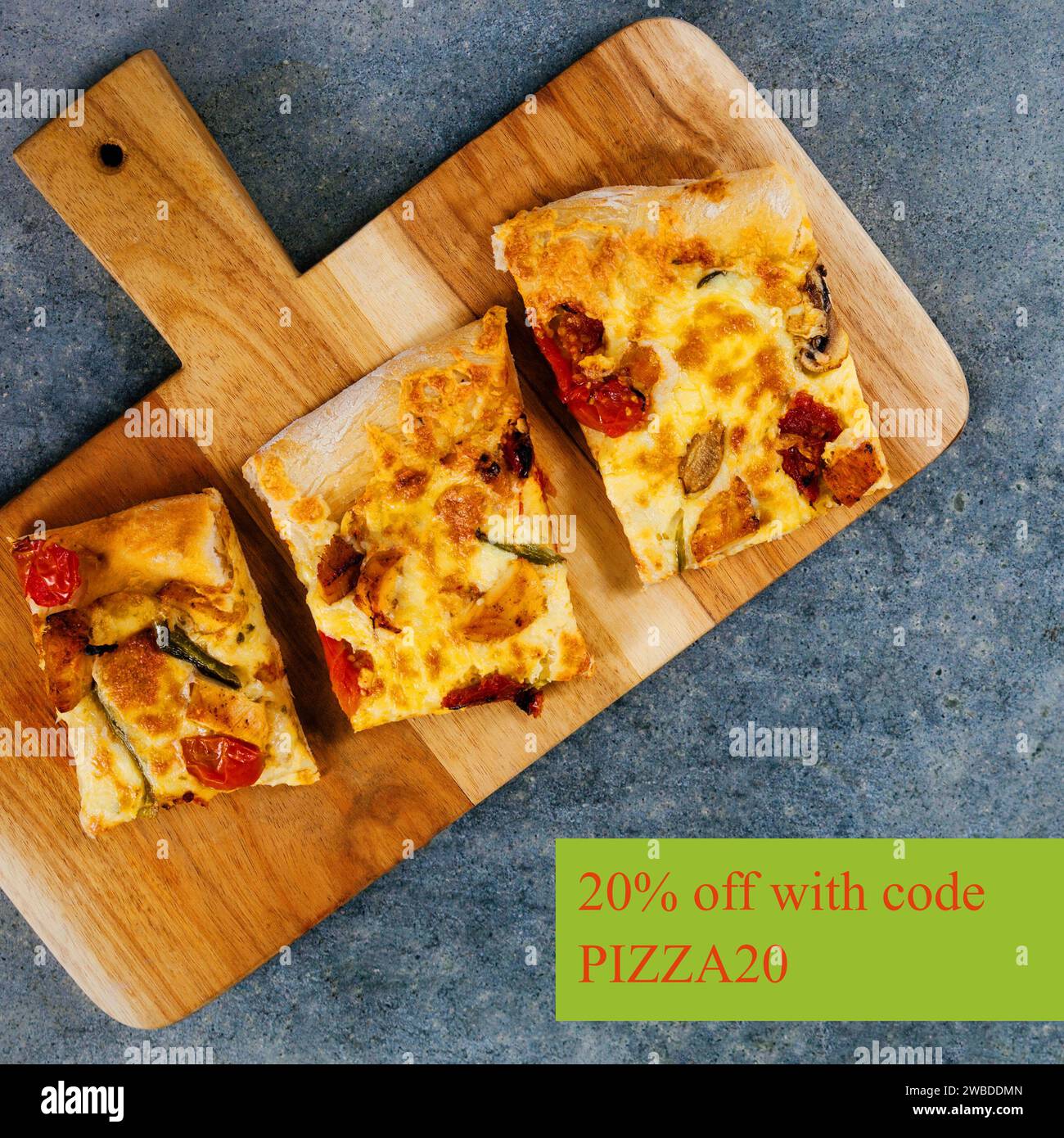 20 % Rabatt mit Code 20Pizza Text über Holzbrett mit Pizza. Isoliertes Bild, Verkauf, Einkaufen, Code, Informationen, Essen und Trinken und W Stockfoto