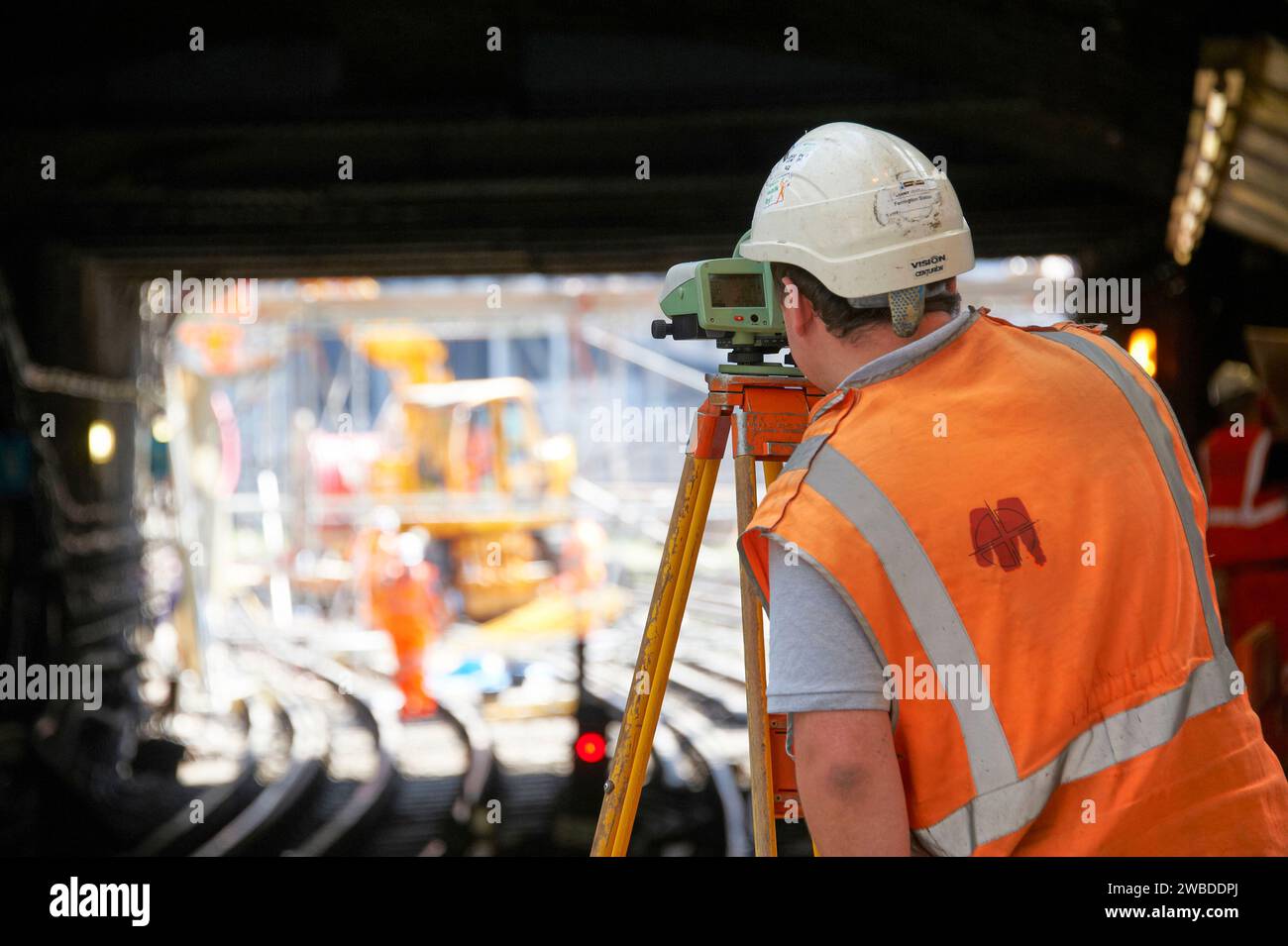 Bauindustrie am Arbeitsplatz, während des Wiederaufbaus und der Renovierung der Farringdon Station, London Underground, Großbritannien Stockfoto