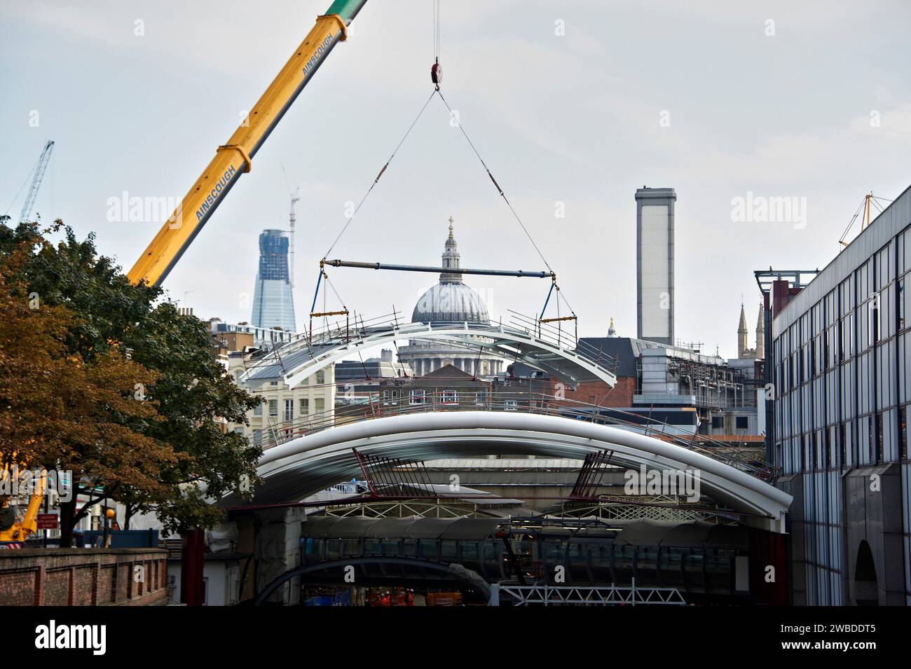 Bauindustrie am Arbeitsplatz, während des Wiederaufbaus und der Renovierung der Farringdon Station, London Underground, Großbritannien Stockfoto