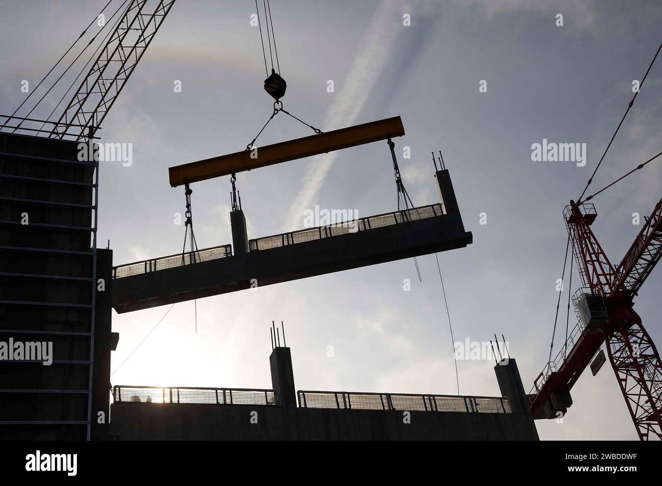 Kranhub von Betonfertigplatten auf einer Baustelle in Großbritannien Stockfoto