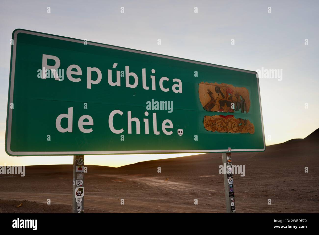 Schild für die Republik Chile an der Grenze zu Bolivien. San Pedro De Atecama, Chile. Oktober 2023. Stockfoto