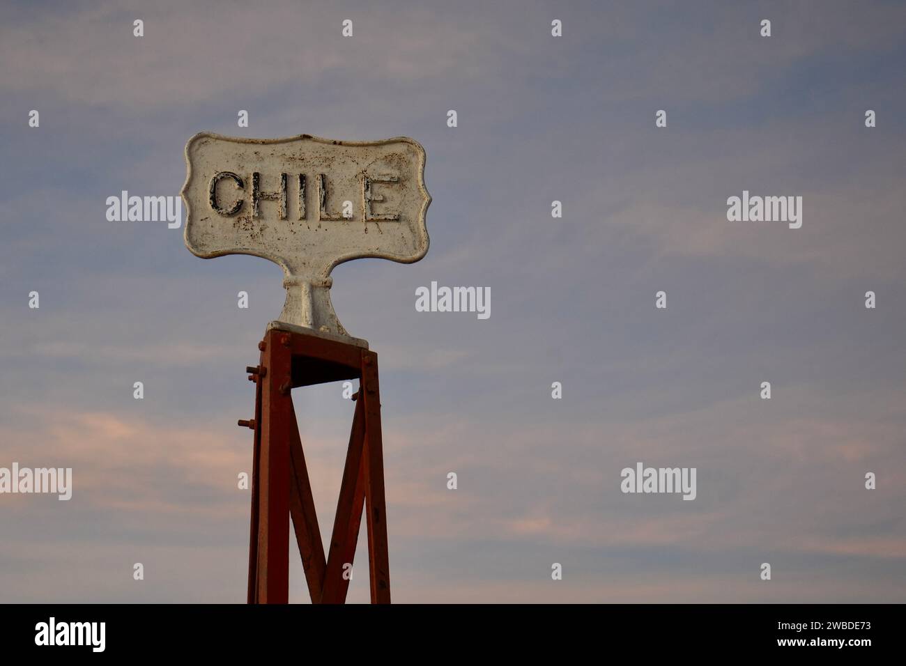 San Pedro De Atecama, Chile. Oktober 2023. Vintage-Metall-Schild für die Republik Chile an der Grenze zu Bolivien. Stockfoto